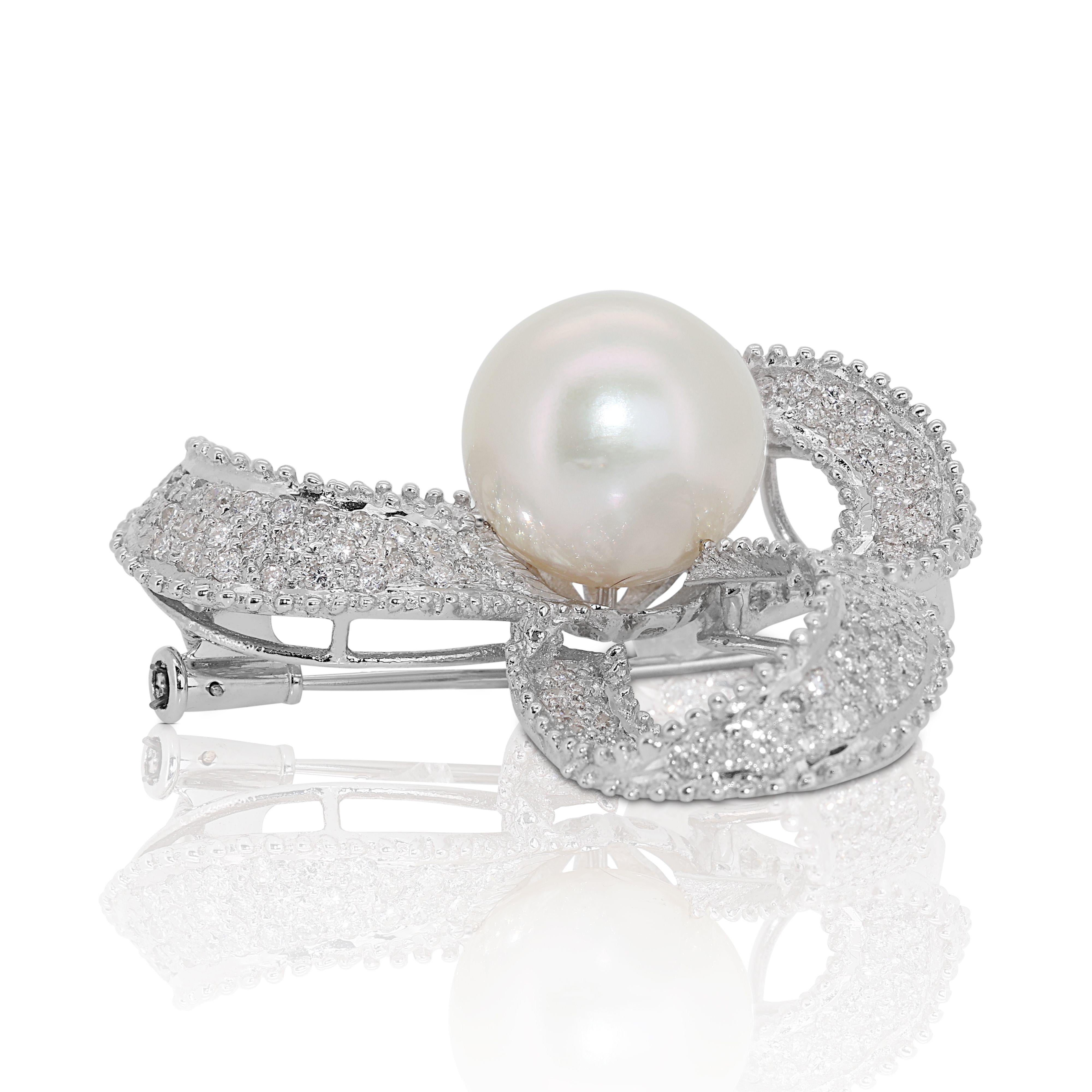Gorgeous Brooch with Pearl Center Stone and Diamonds In New Condition For Sale In רמת גן, IL