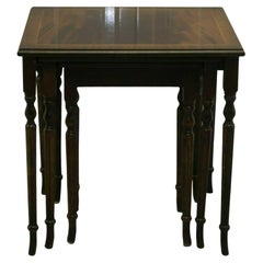 Magnifique ensemble de tables en bois de feuillus brun sur pieds cannelés