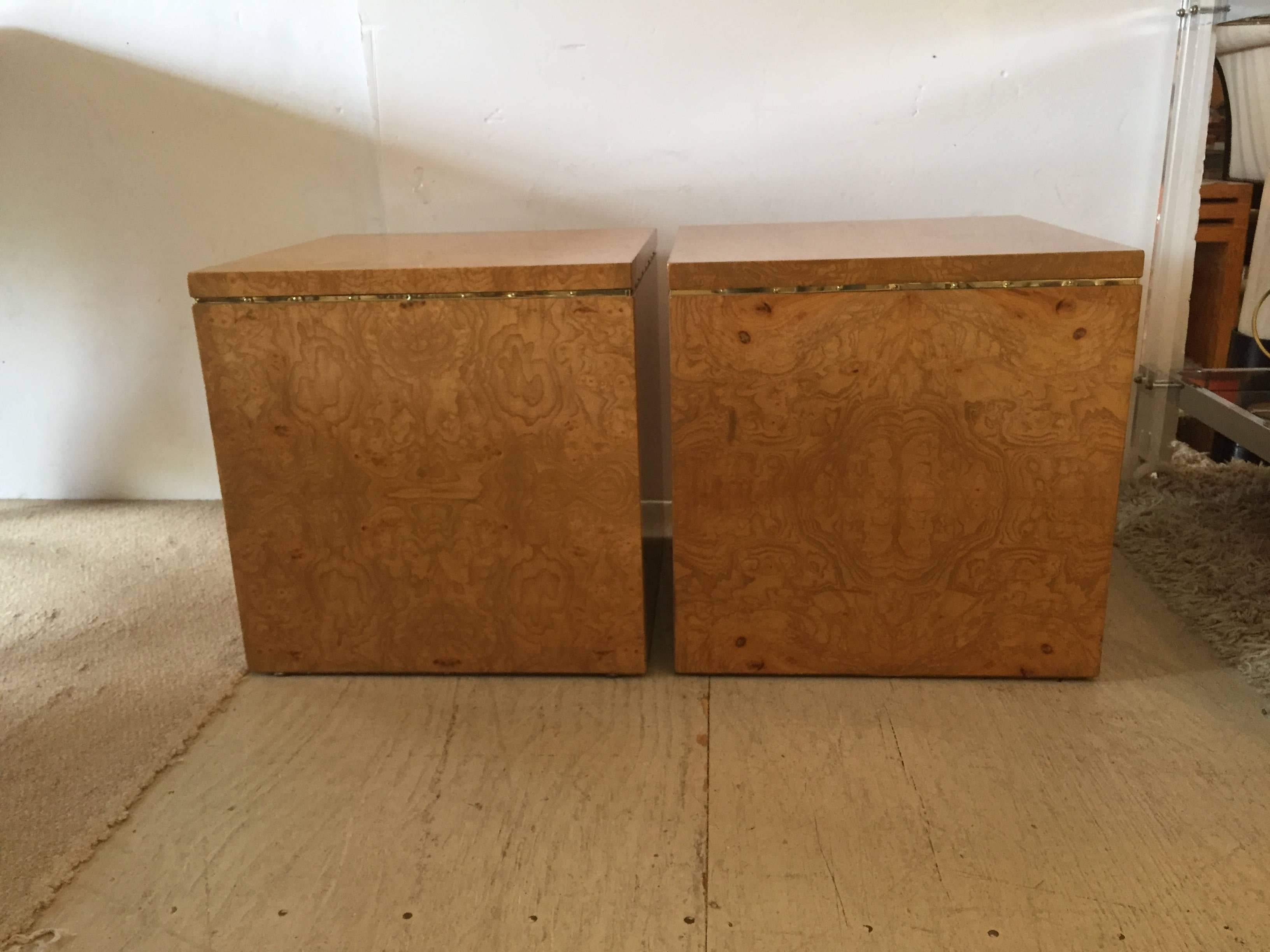 Stunning pair of glossy burl wood cubes with brass trim that make a cool pair of end tables.

Measure: 1/4” brass trim.