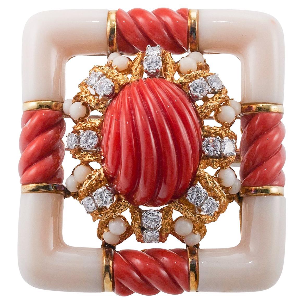 Precioso Broche Grande de Oro Tallado en Coral y Diamantes