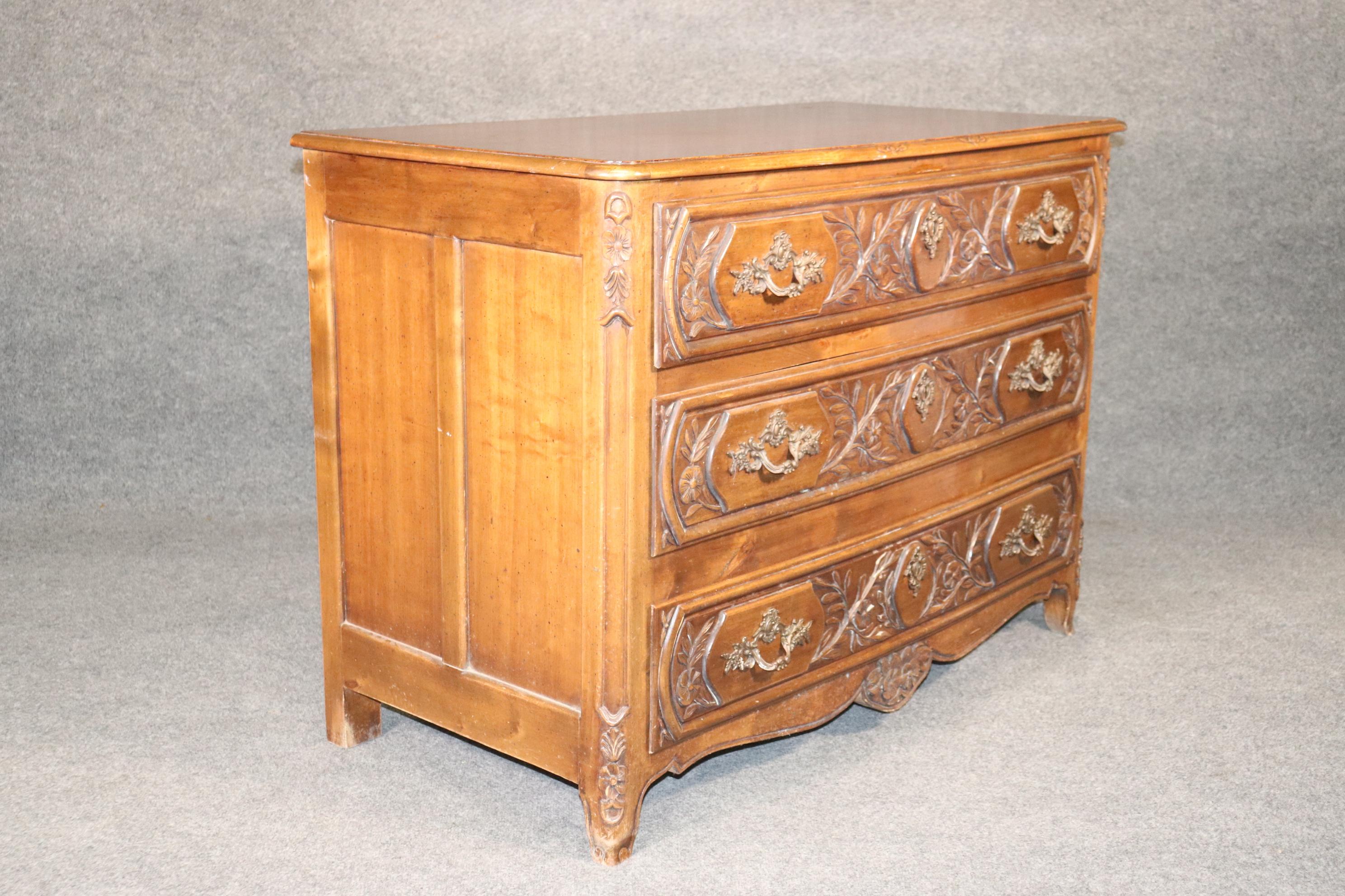 Gorgeous Carved Walnut Floral French Louis XV Country Commode, Circa 1970 In Good Condition For Sale In Swedesboro, NJ