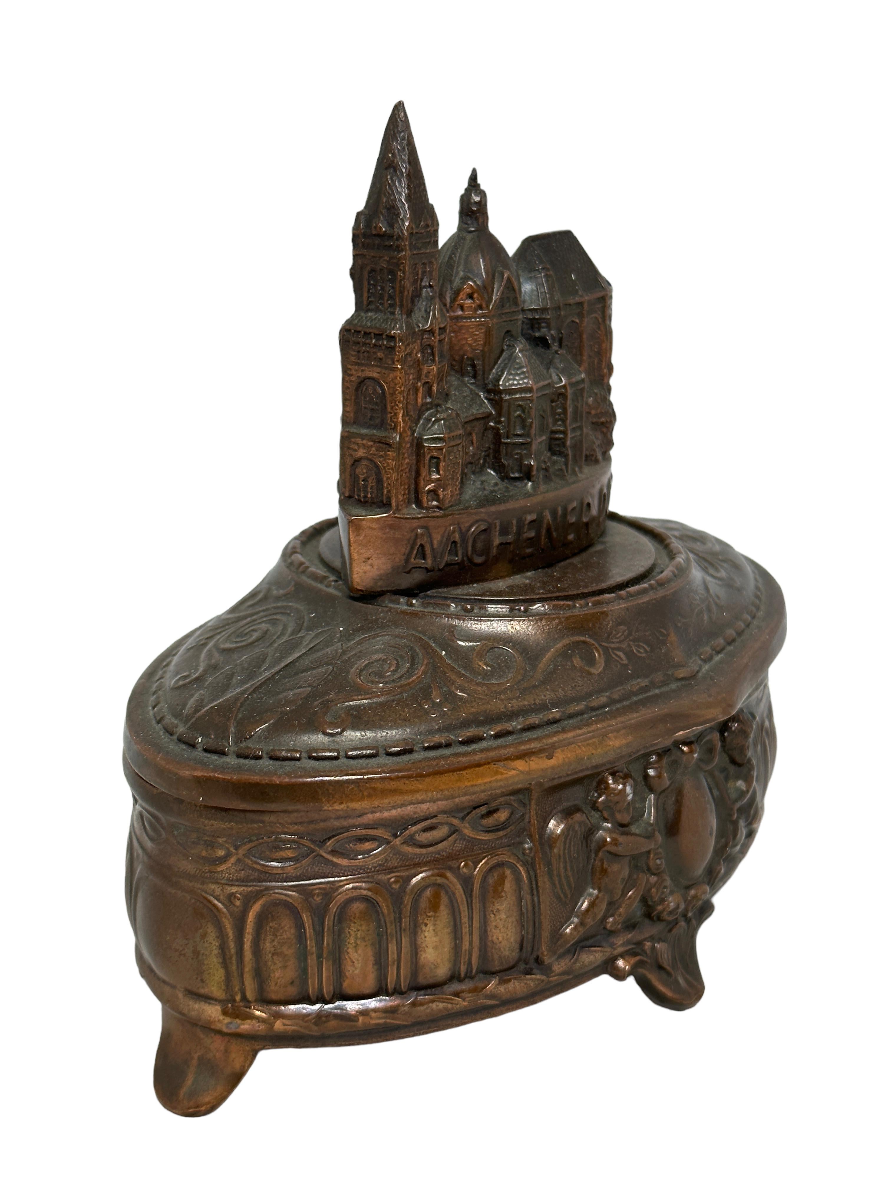Beautiful souvenir trinket box made of metal. A beautiful nice addition to your vanity room or your collection of Grand Tour items.