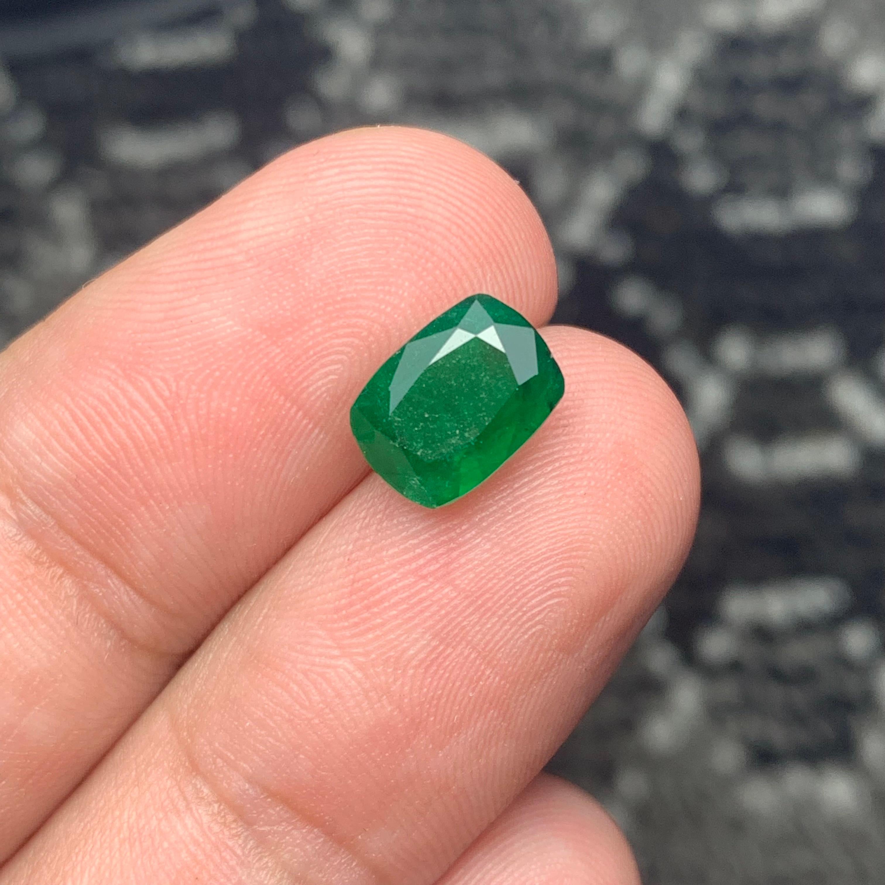 Gorgeous Certified Natural Green Emerald from Swat Pakistan Mine 1.96 Carat In New Condition In Peshawar, PK