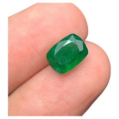 Superbe émeraude verte naturelle certifiée de la mine de Swat au Pakistan de 1,96 carat