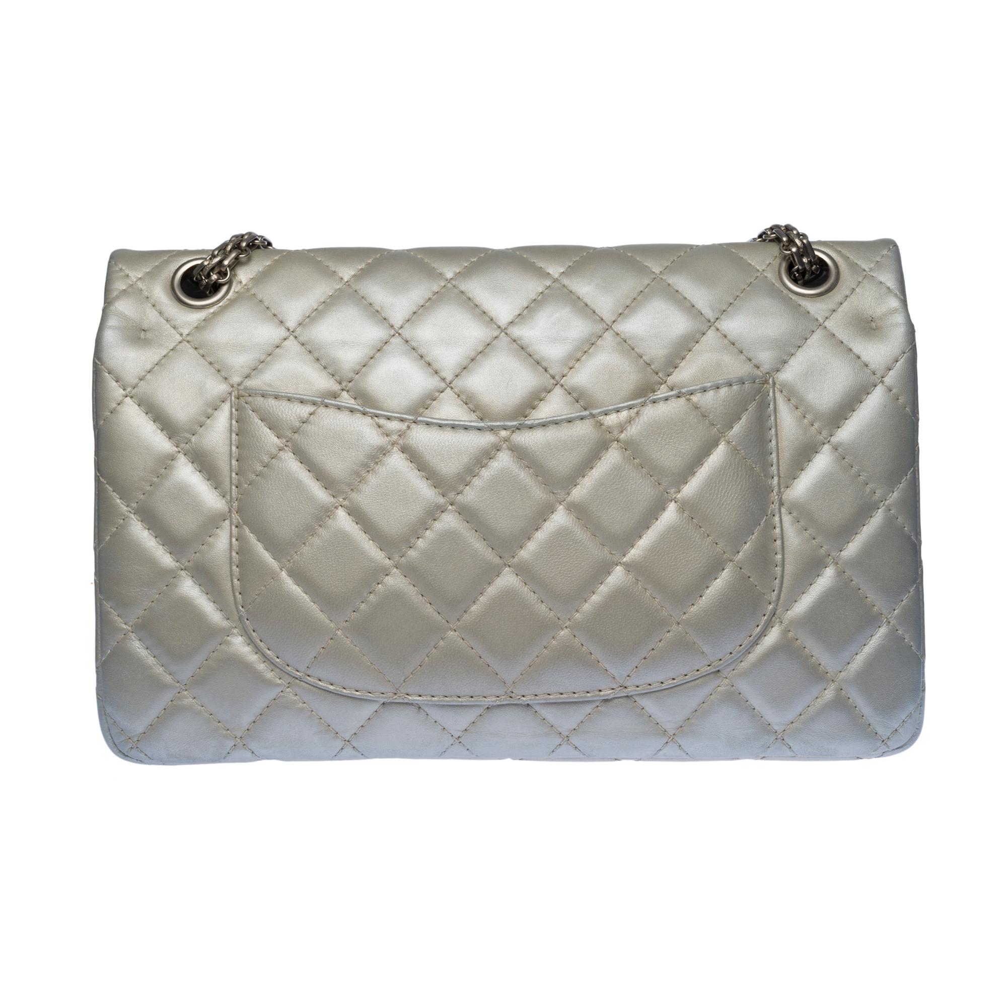 The​ ​Chanel​ ​2.55​ ​in​ ​metallic​ ​silver​ ​quilted​ ​leather,​ ​hardware​ ​in​ ​silver​ ​metal,​ ​one​ ​convertible​ ​chain​ ​strap​ ​in​ ​silver​ ​metal​ ​allowing​ ​the​ ​bag​ ​to​ ​be​ ​worn​ ​in​ ​the​ ​hand​ ​or​ ​on​ ​the​ ​shoulder​ ​or​