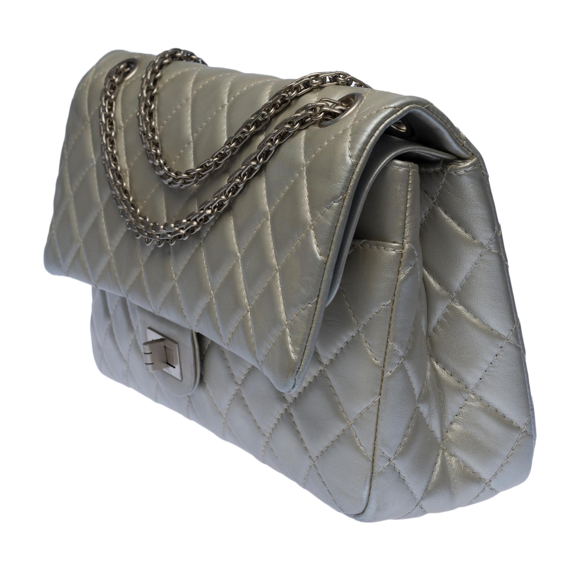 Gorgeous Chanel 2.55 double flap shoulder bag in silver quilted leather, SHW In Good Condition For Sale In Paris, IDF