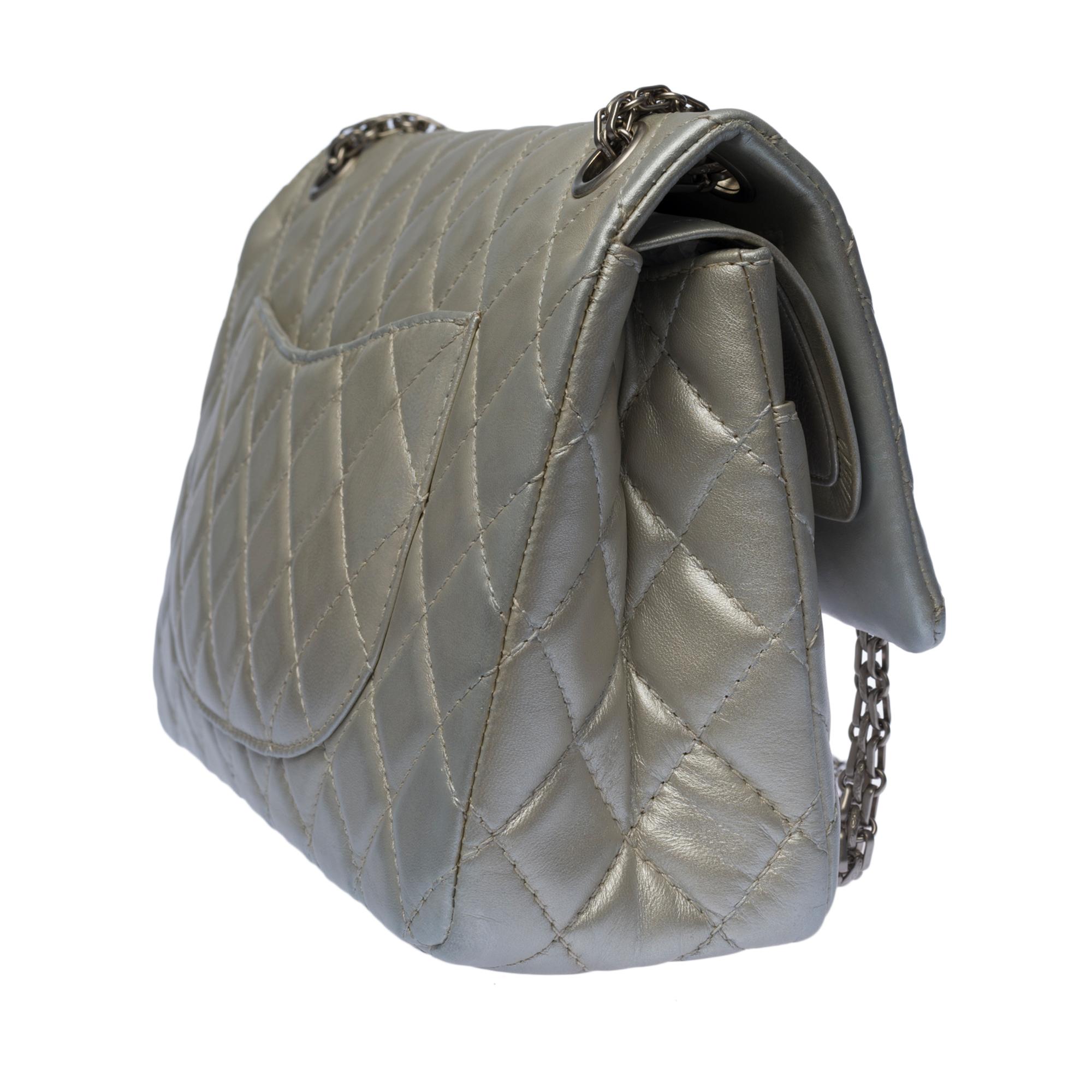 Gorgeous Chanel 2.55 double flap shoulder bag in silver quilted leather, SHW In Good Condition For Sale In Paris, IDF