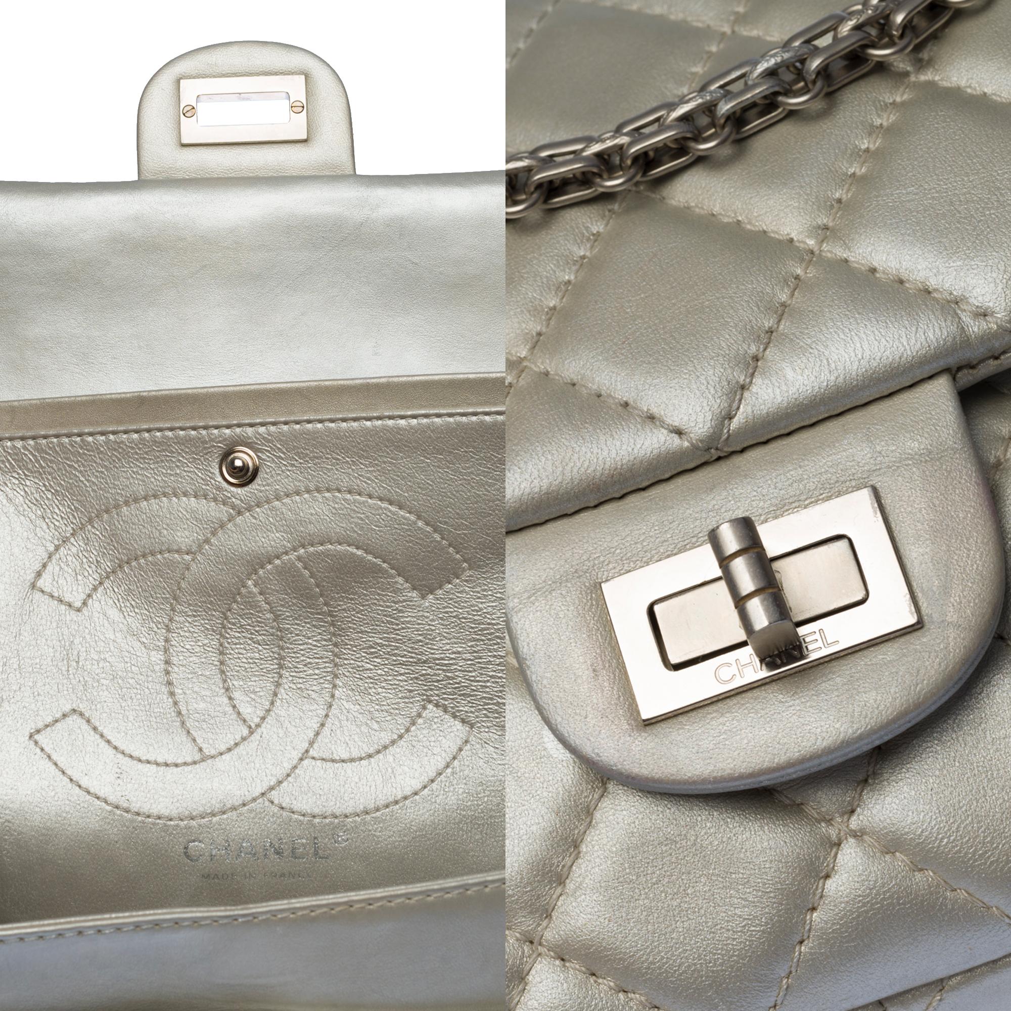 Wunderschöne Chanel 2.55 Umhängetasche mit doppelter Klappe aus silbernem gestepptem Leder, SHW im Angebot 1