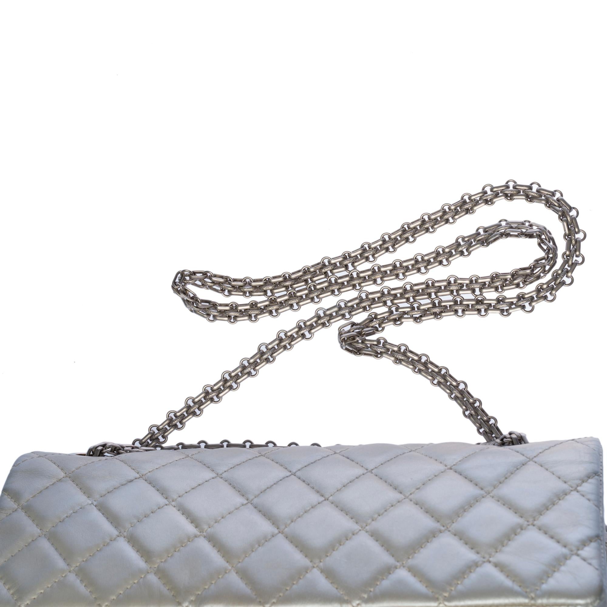 Wunderschöne Chanel 2.55 Umhängetasche mit doppelter Klappe aus silbernem gestepptem Leder, SHW im Angebot 4