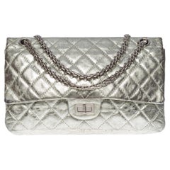 Splendida borsa a tracolla Chanel 2.55 con doppia patta in pelle trapuntata argento, SHW