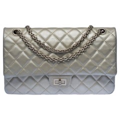 Magnifique sac à bandoulière Chanel 2.55 à double rabat en cuir matelassé argenté