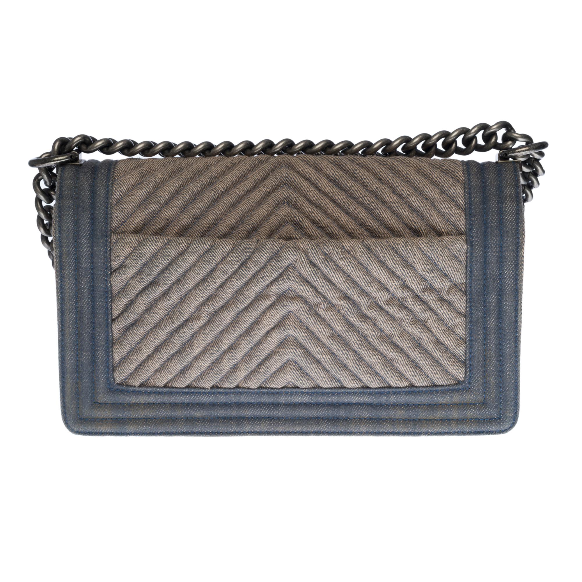 Gorgeous​ ​Chanel​ ​Boy​ ​old​ ​medium​ ​shoulder​ ​bag​ ​in​ ​blue​ ​denim,​ ​ruthenium​ ​metal​ ​hardware,​ ​an​ ​adjustable​ ​chain​ ​handle​ ​in​ ​ruthenium​ ​metal​ ​and​ ​leather​ ​that​ ​allows​ ​a​ ​shoulder​ ​or​ ​crossbody​ ​carry

Clasp​