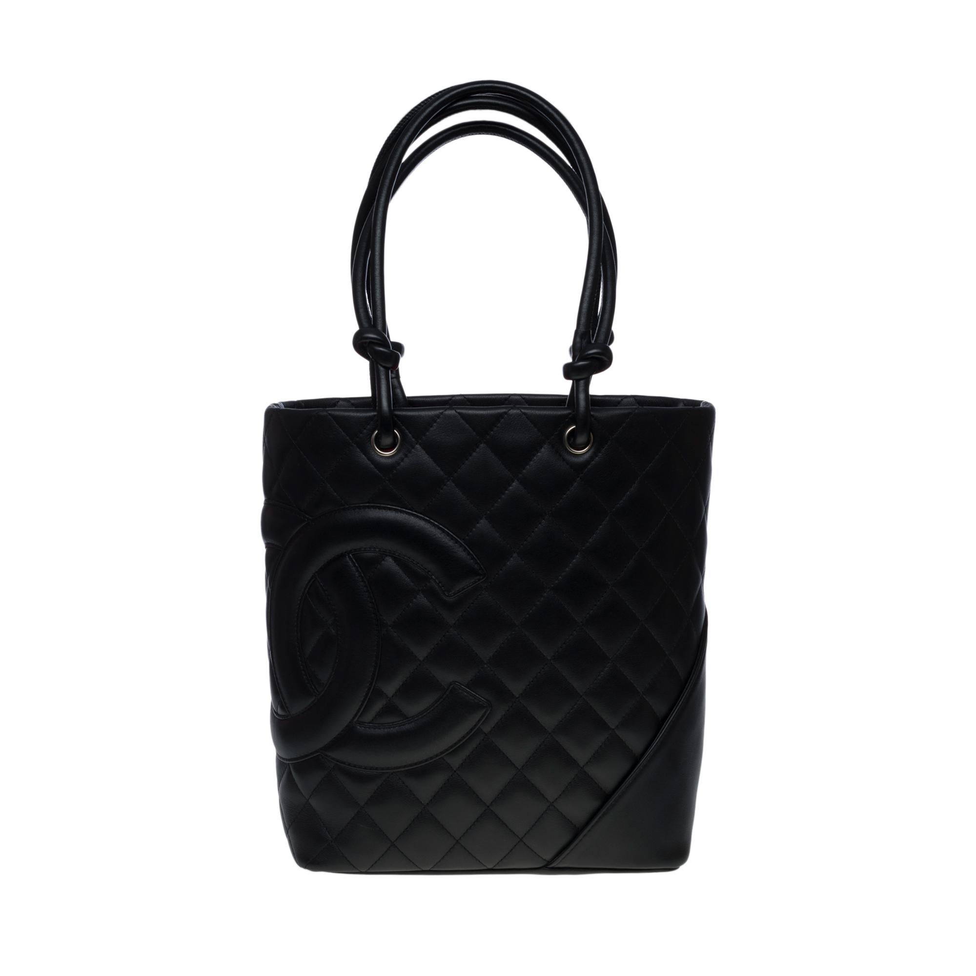 Splendid Chanel Cambon Tote bag in black quilted lambskin leather, silver-tone metal hardware,
double handle in black leather for hand or shoulder support
Zip closure
Inner lining in fluorescent pink CC fabric, two zipped pockets, two pen