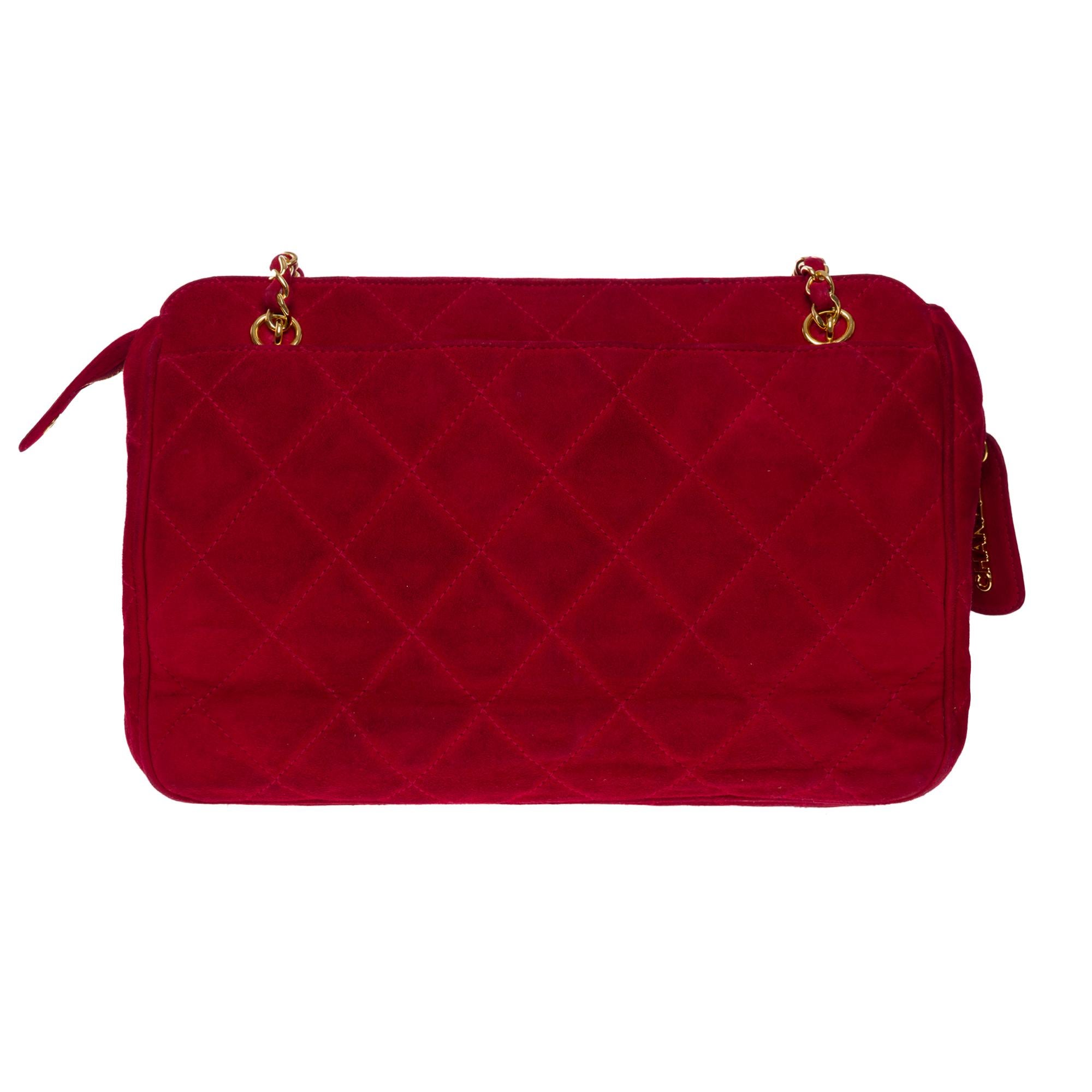 Gorgeous Chanel Camera shoulder bag in red suede , a gold metal chain handle interwoven with red suede for a hand, shoulder or crossbody carry

Top zipper closure
Gold-plated metal clasp
A patch pocket at the back of the bag
Black leather lining,