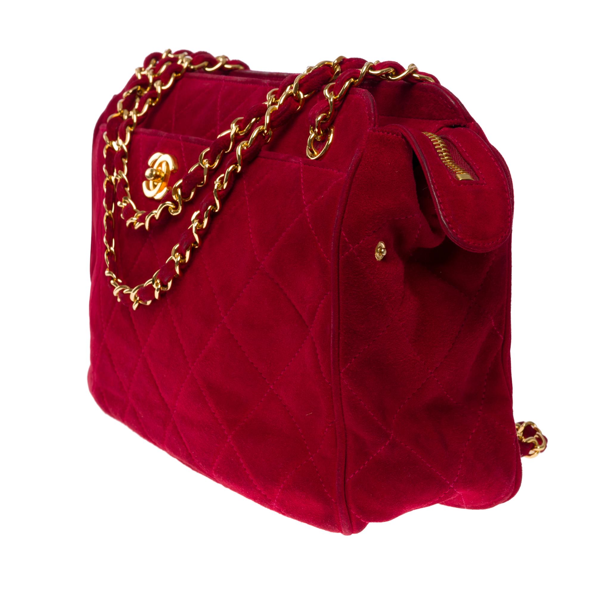 Gorgeous Chanel Camera shoulder bag in red suede, GHW In Good Condition In Paris, IDF
