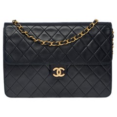Magnifique sac à bandoulière Classic de Chanel en cuir d'agneau matelassé noir, GHW