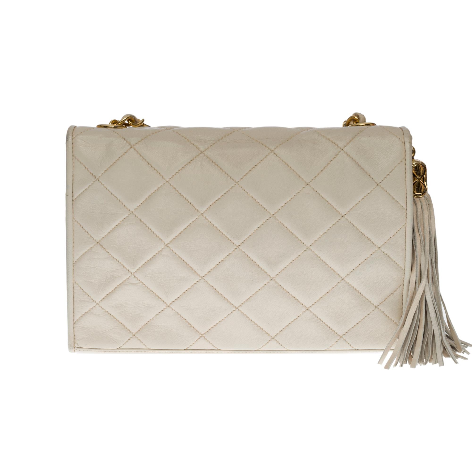 Beautiful vintage Chanel Full Flap handbag in white quilted lambskin leather, gold-tone metal hardware, a gold-tone metal chain handle interlaced with white leather for a shoulder and shoulder strap
Flap closure, gold-tone metal magnetic