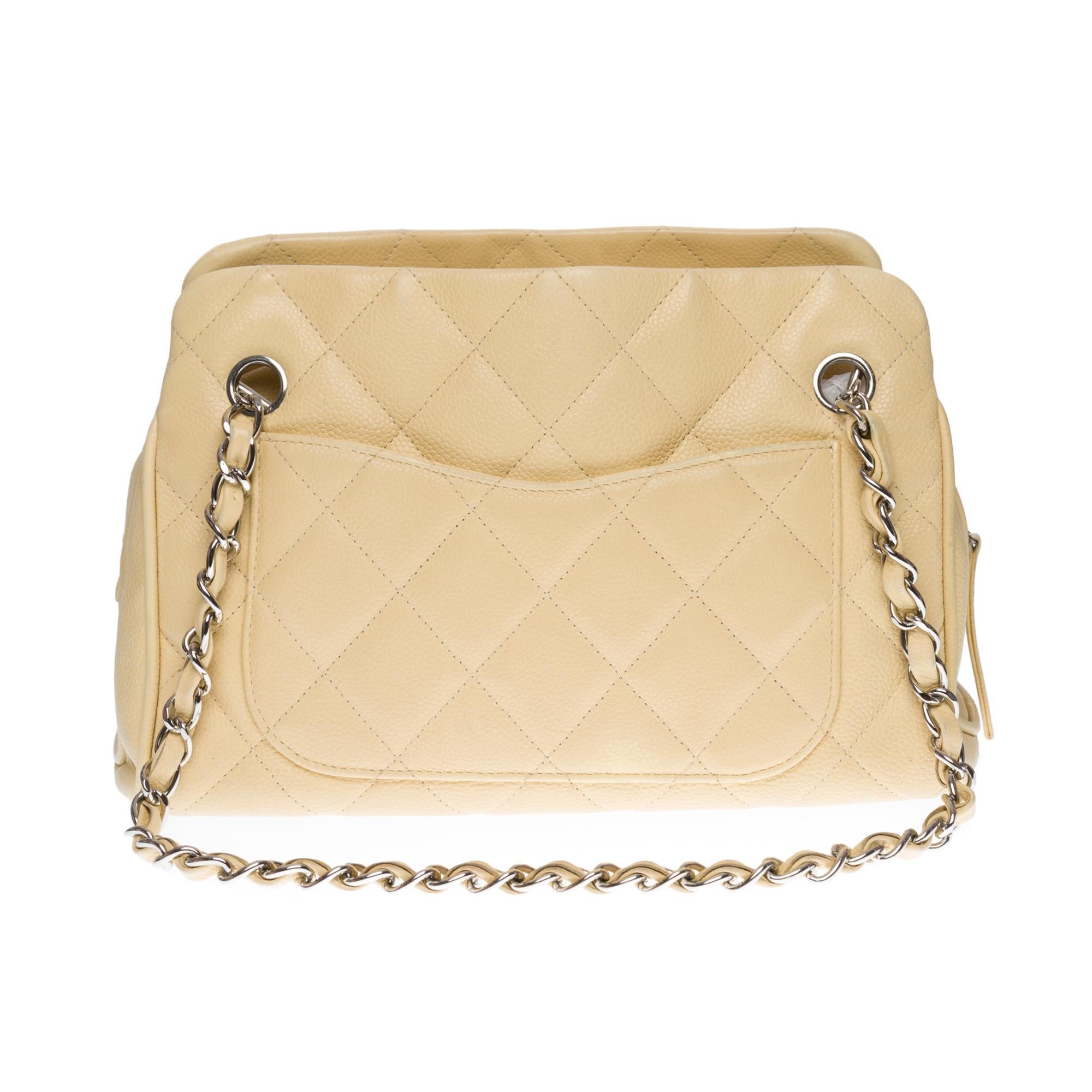 Stunning Chanel Classic shoulder bag in beige quilted caviar leather, silver metal hardware, double silver metal chain handle interwoven with beige leather for a hand or shoulder carry

Top zipper closure
Beige leather lining, 1 zippered pocket, 1