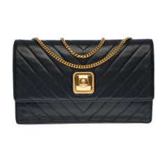 Gorgeous Chanel Classic Shoulder bag in Black quilted herringbone leather, GHW