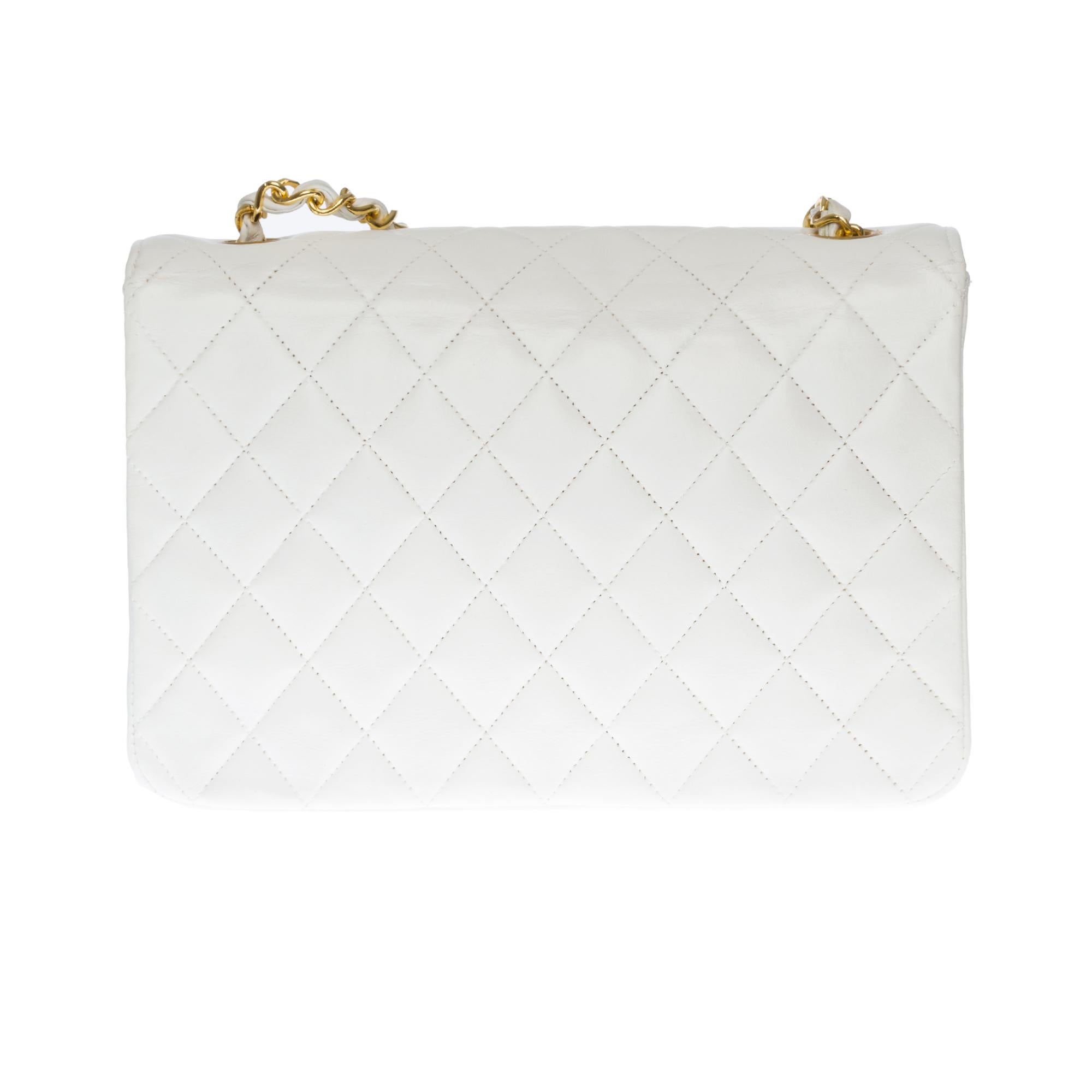 Luminous Chanel Classique 23cm bag with white quilted leather flap, gold metal hardware, gold metal chain intertwined with white leather.
Flap closure, gold-tone CC symbol.
Lining in white leather 1 patch pocket, 1 zipped pocket.
Signature: 