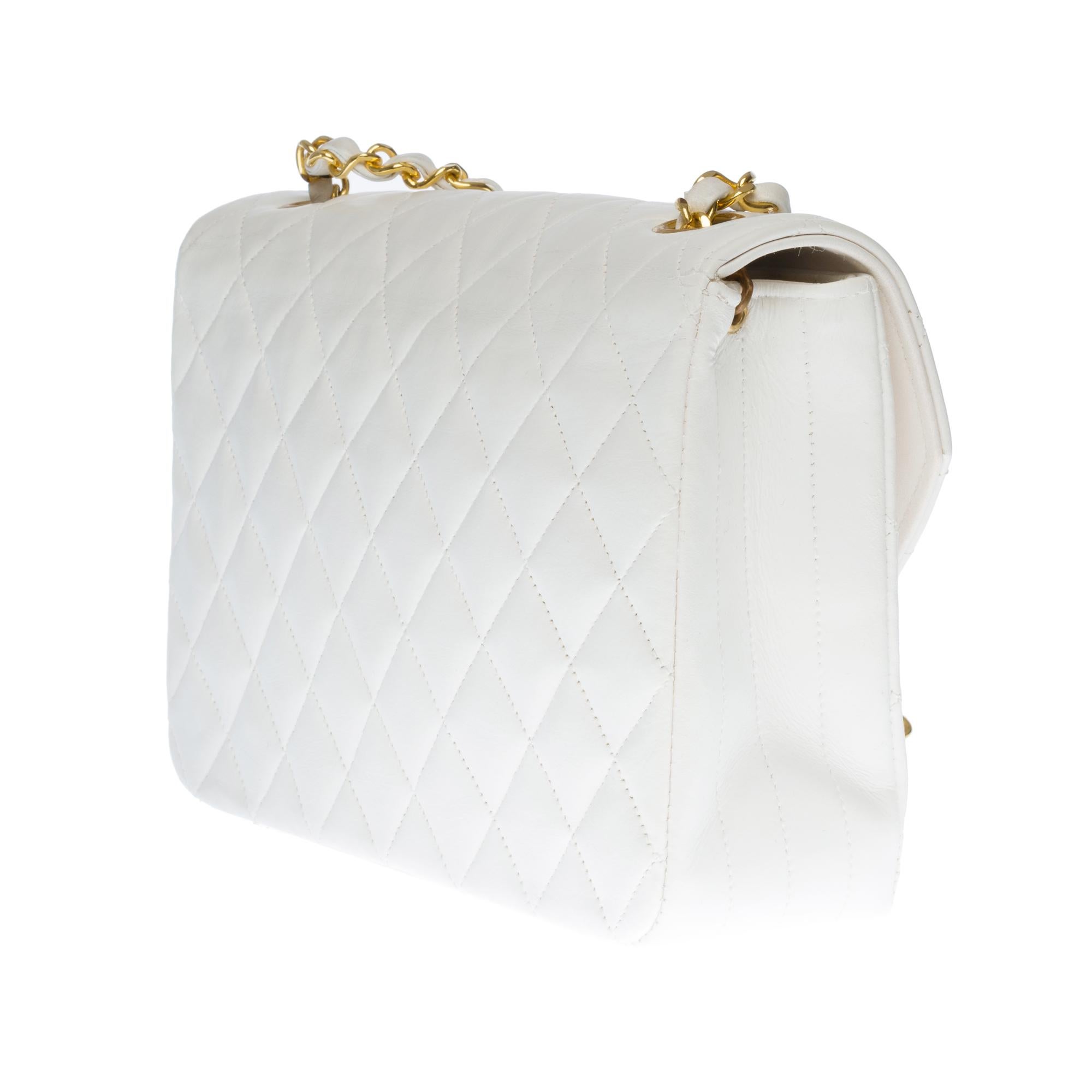 Gorgeous Chanel Classic Shoulder bag in White quilted leather with gold hardware In Good Condition In Paris, IDF