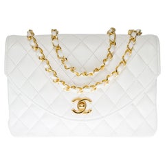 Magnifique sac à bandoulière classique de Chanel en cuir matelassé blanc avec matériel doré