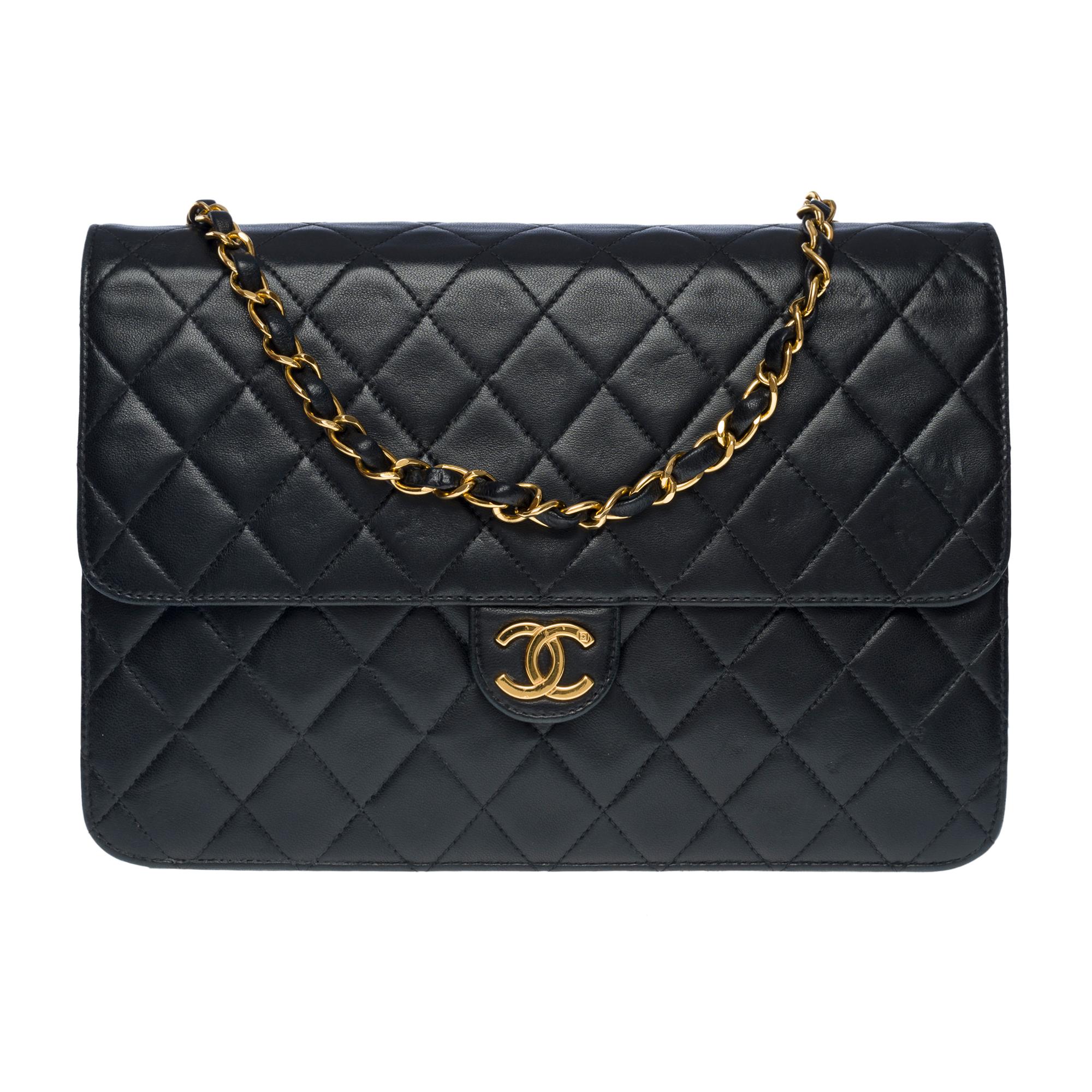 Stunning shoulder bag Chanel Classic Flap shoulder bag in black quilted lambskin leather, gold metal hardware, a chain-handle in gold metal interlaced with black leather for a shoulder support
Gold-plated metal closure on flap, snap closure
Burgundy