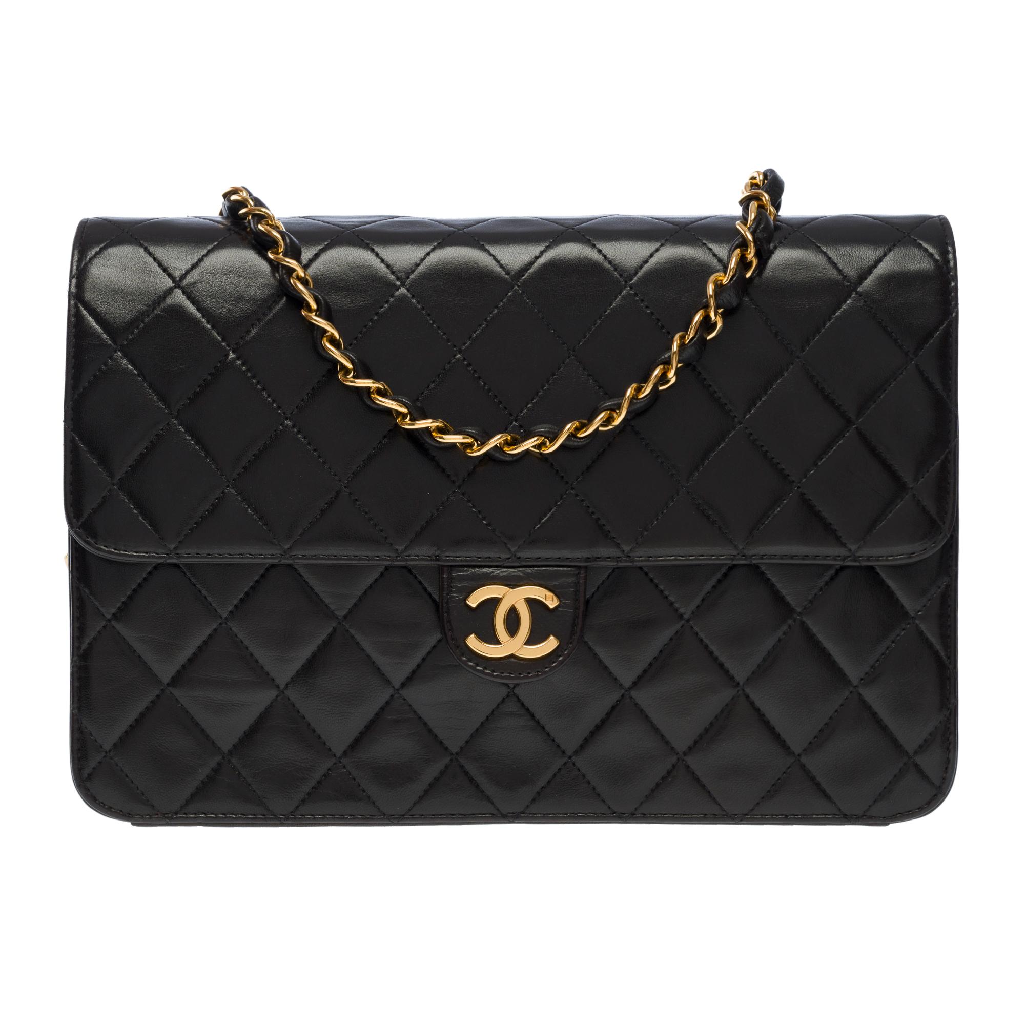 Very chic Chanel Classic shoulder flap bag in black quilted lambskin, gold-plated metal hardware, a gold-plated metal chain handle interlaced with black leather for a shoulder or crossbody carry

Flap closure, gold-tone CC clasp
Single Flap
Burgundy
