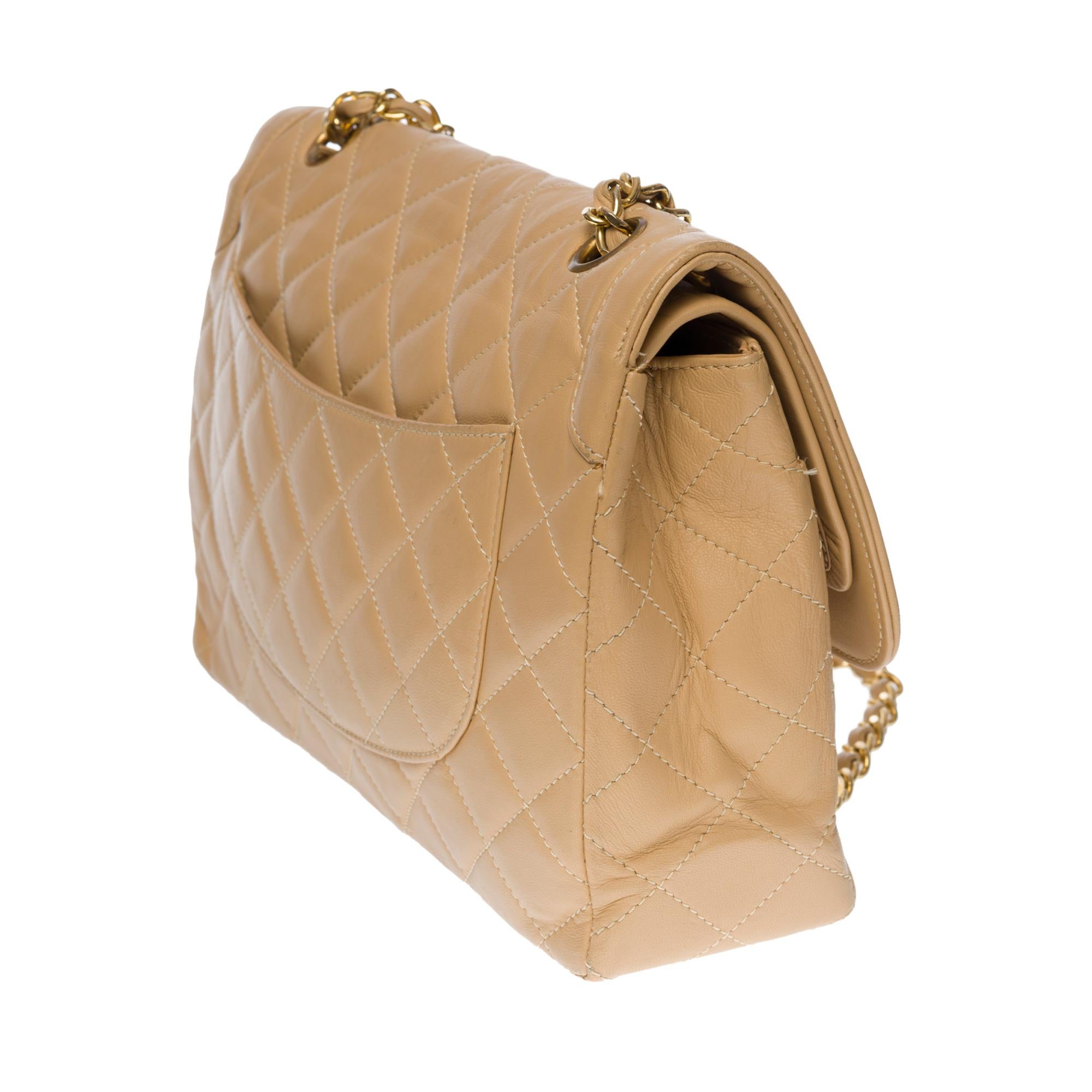 Gorgeous Chanel Diana double flap shoulder bag in beige quilted lambskin, GHW In Good Condition For Sale In Paris, IDF