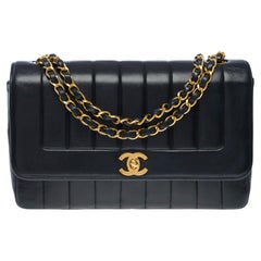 Wunderschöne Chanel Diana Umhängetasche mit Klappe aus schwarzem gestepptem Lammfellleder, GHW
