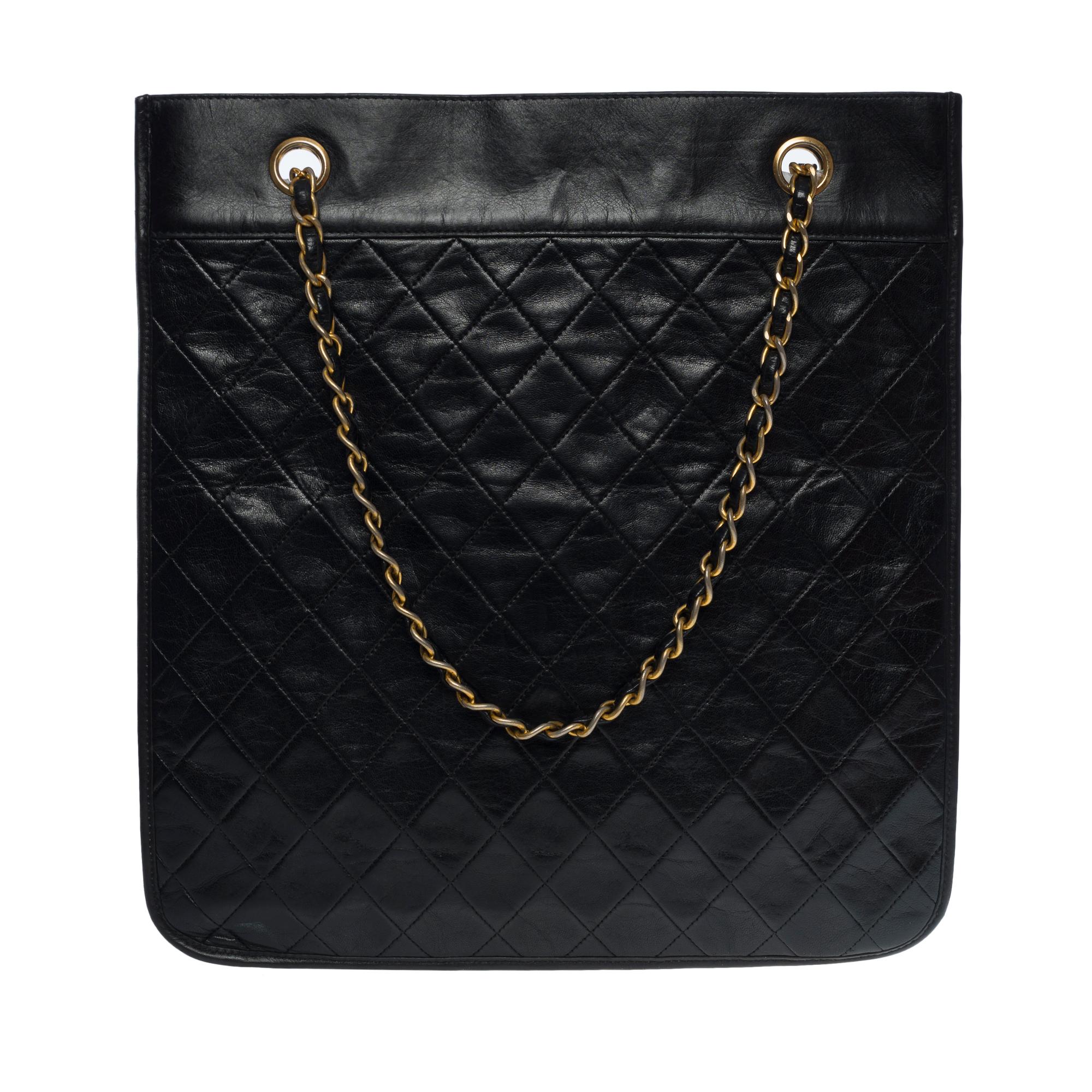 Gorgeous Chanel vintage flat tote bag in black quilted lambskin leather, black leather interlaced chain handle allowing a shoulder support

Burgundy leather interior, 1 patch pocket
Signature: “Chanel Paris Made in France”
Date: Circa