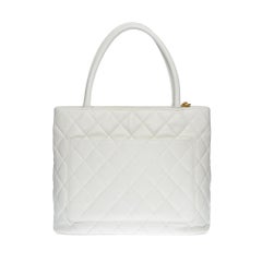 Gorgeous Chanel Médaillon Tote bag in white caviar quilted leather, GHW