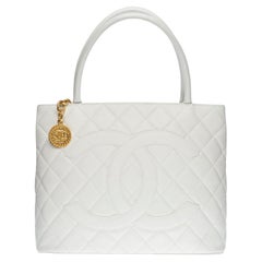 Gorgeous Chanel Médaillon Tote bag in white caviar quilted leather, GHW