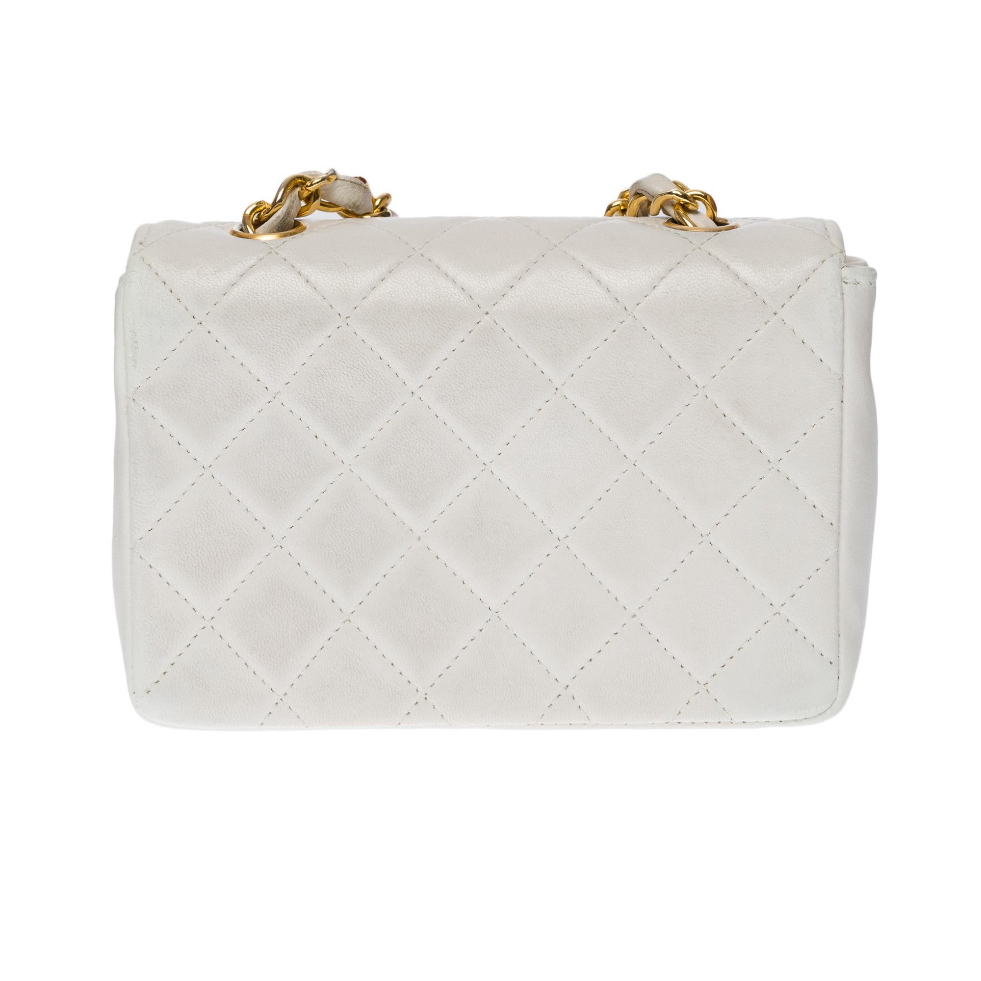 Gorgeous and highly sought after vintage Mini Chanel Classic shoulder flap bag in white quilted lambskin leather, gold metal hardware, white leather interlaced gold metal chain for shoulder and shoulder strap carry

Flap closure
White leather inner