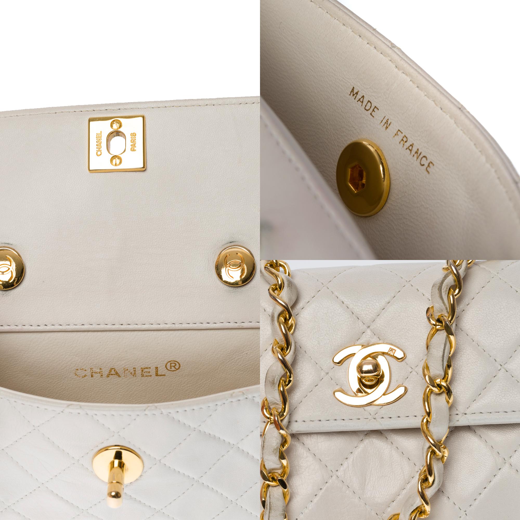 Gorgeous Chanel Mini Classic flap shoulder bag in White quilted lambskin,  GHW In Good Condition In Paris, IDF