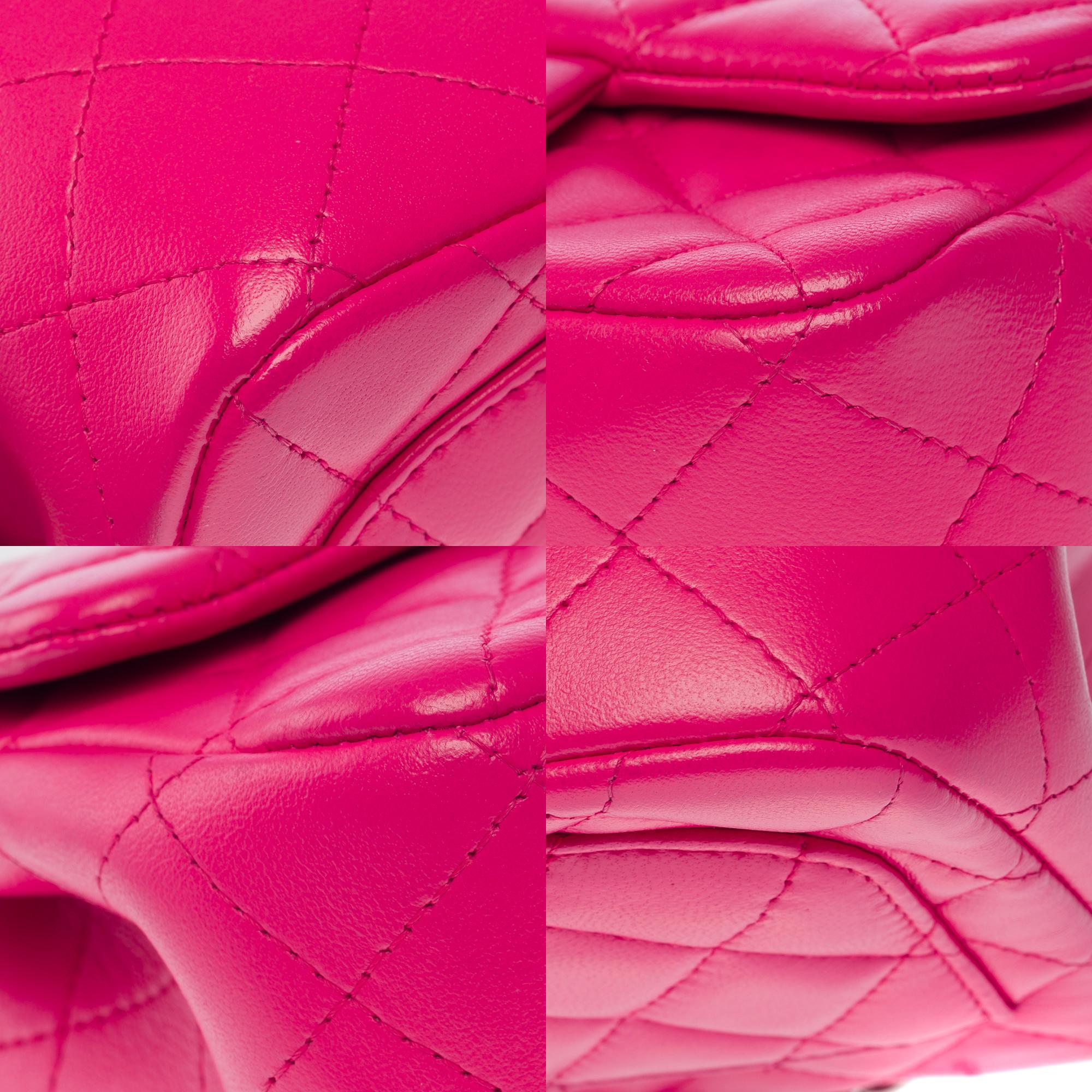 Magnifique sac à bandoulière Mini Timeless de Chanel en cuir matelassé rose, SHW en vente 7