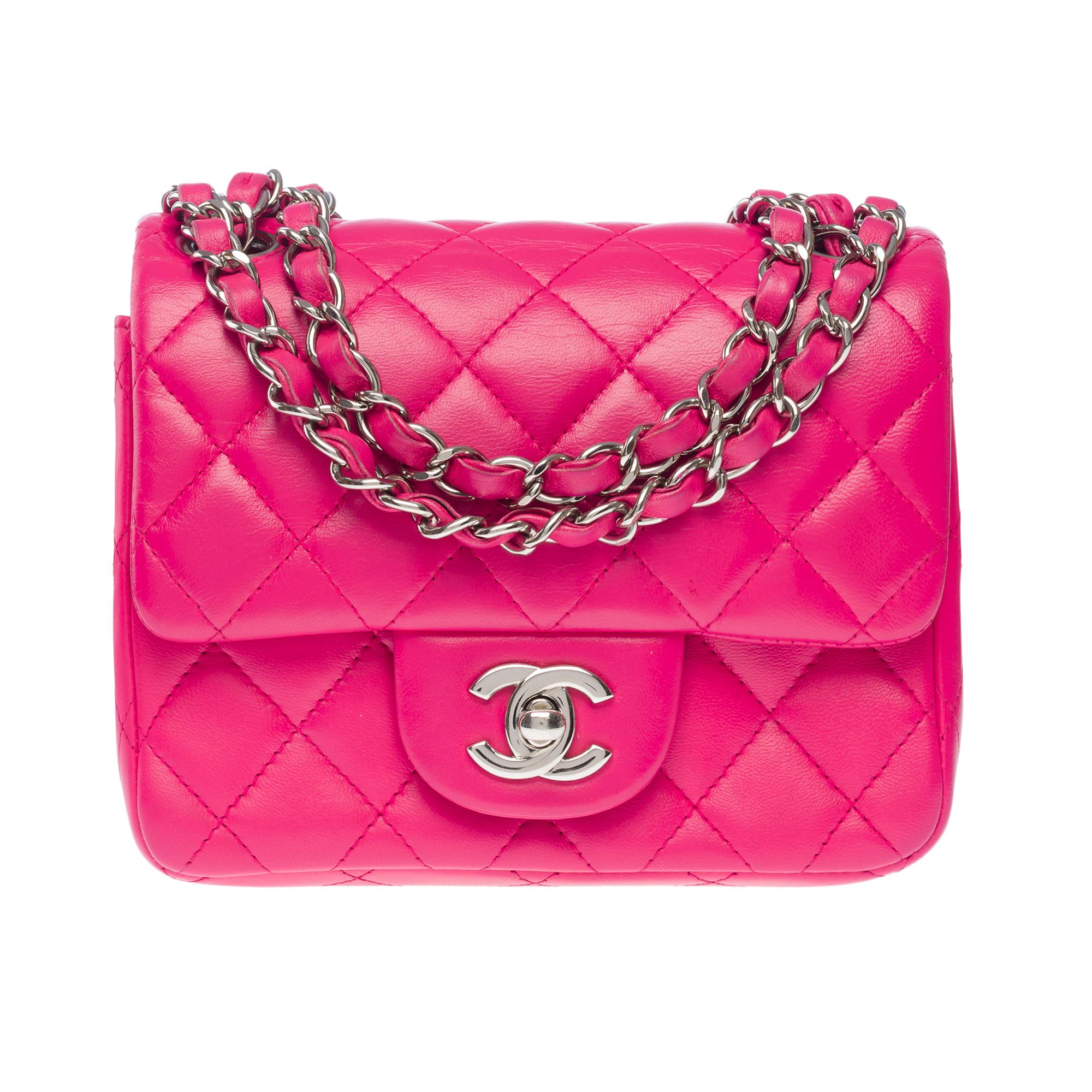 Außergewöhnliche Chanel Mini Timeless Überschlagtasche aus rosa gestepptem Leder, silberner Metallkettengriff mit rosa Leder verflochten für Schulter oder Crossbody

Verschluss mit Klappe aus silbernem Metall
Eine aufgesetzte Tasche auf der