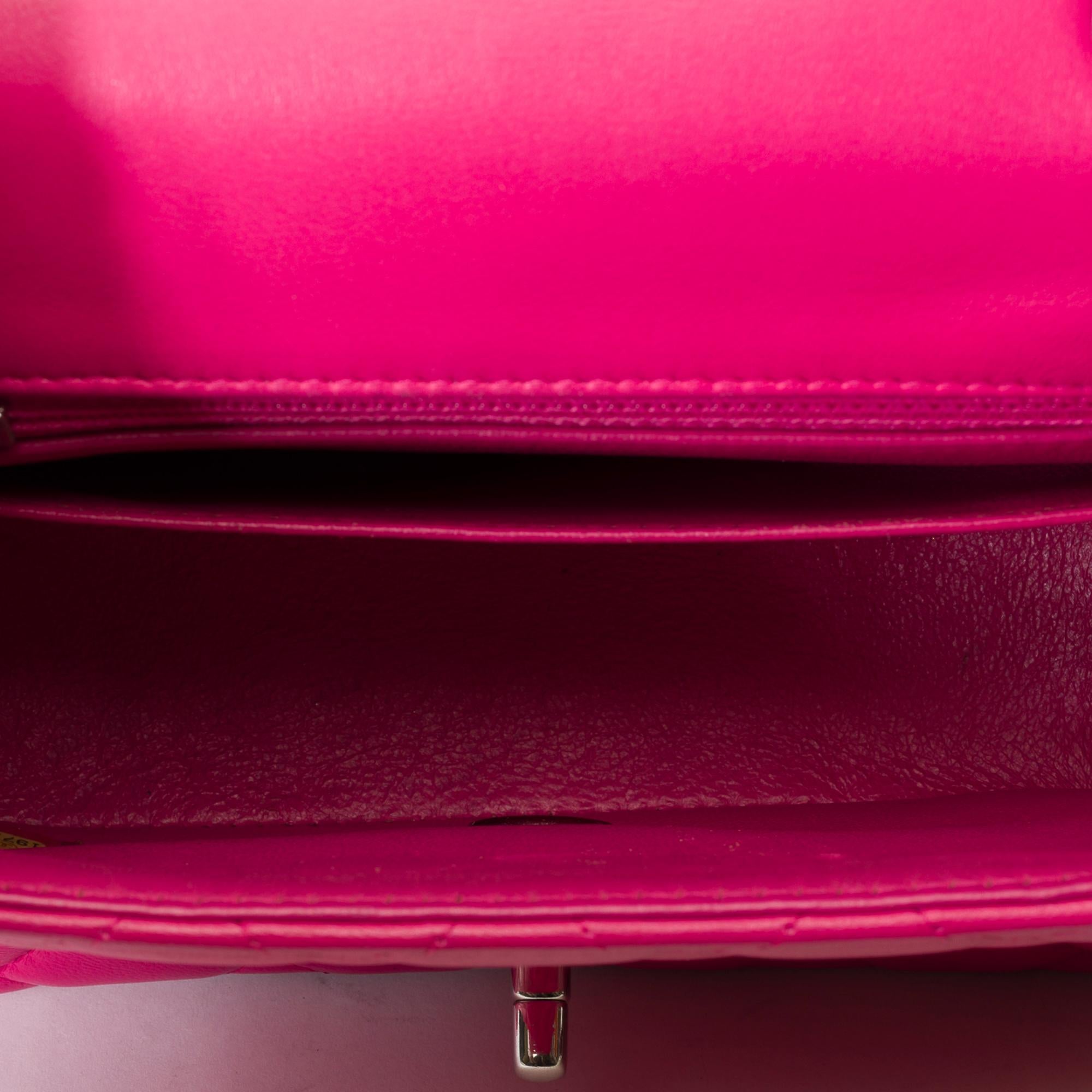 Magnifique sac à bandoulière Mini Timeless de Chanel en cuir matelassé rose, SHW en vente 4