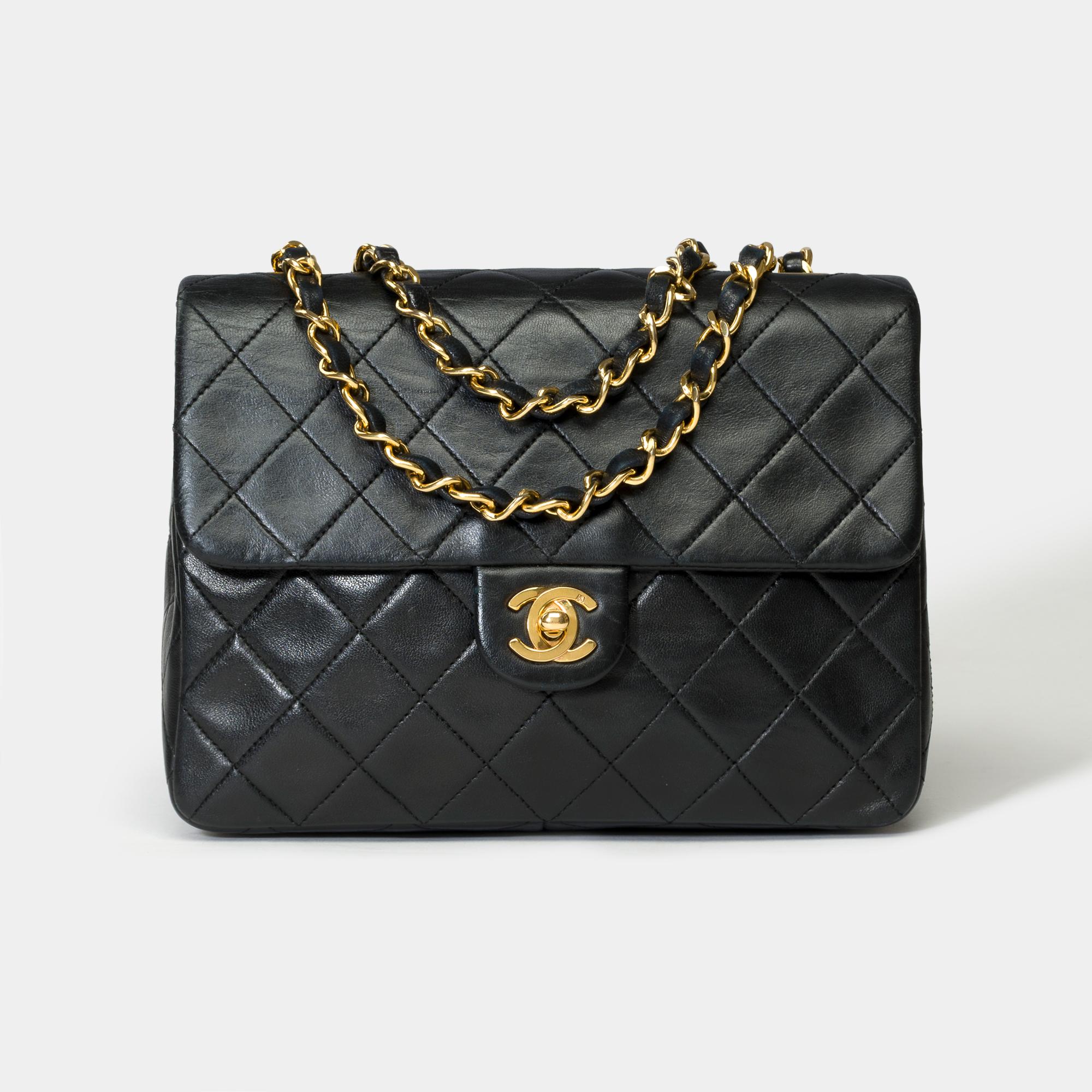 Splendid​ ​Chanel​ ​Mini​ ​Timeless​ ​flap​ ​bag​ ​in​ ​black​ ​quilted​ ​lambskin​ ​leather,​ ​shoulder​ ​strap​ ​in​ ​gold​ ​metal​ ​interlaced​ ​with​ ​black​ ​lambskin​ ​leather​ ​for​ ​a​ ​hand​ ​or​ ​shoulder​ ​or​ ​crossbody​ ​carry

Closure​