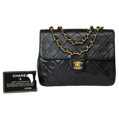 Wunderschöne Chanel Timeless Mini Umhängetasche aus schwarzem, gestepptem Lammleder, GHW