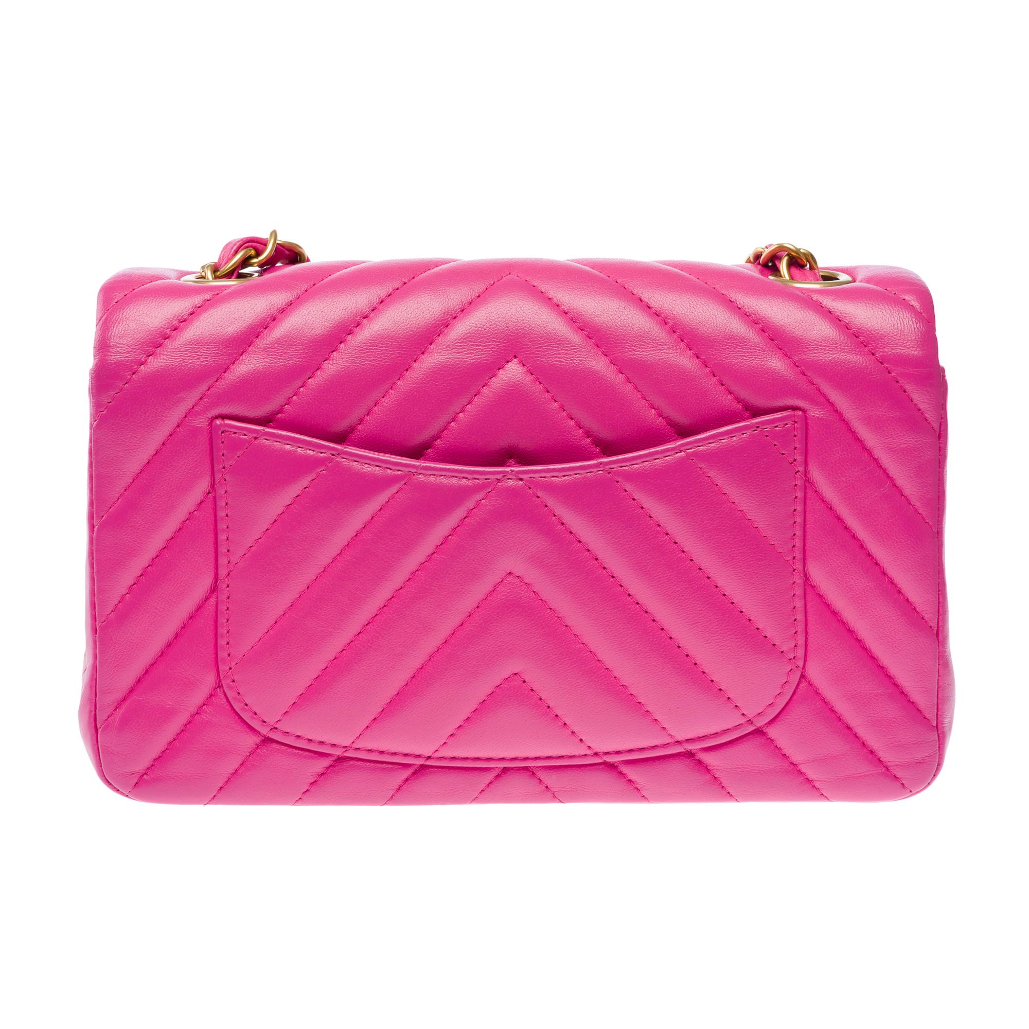 Gorgeous Chanel Timelesss Mini shoulder flap bag in Pink chevron leather, GHW In Good Condition For Sale In Paris, IDF