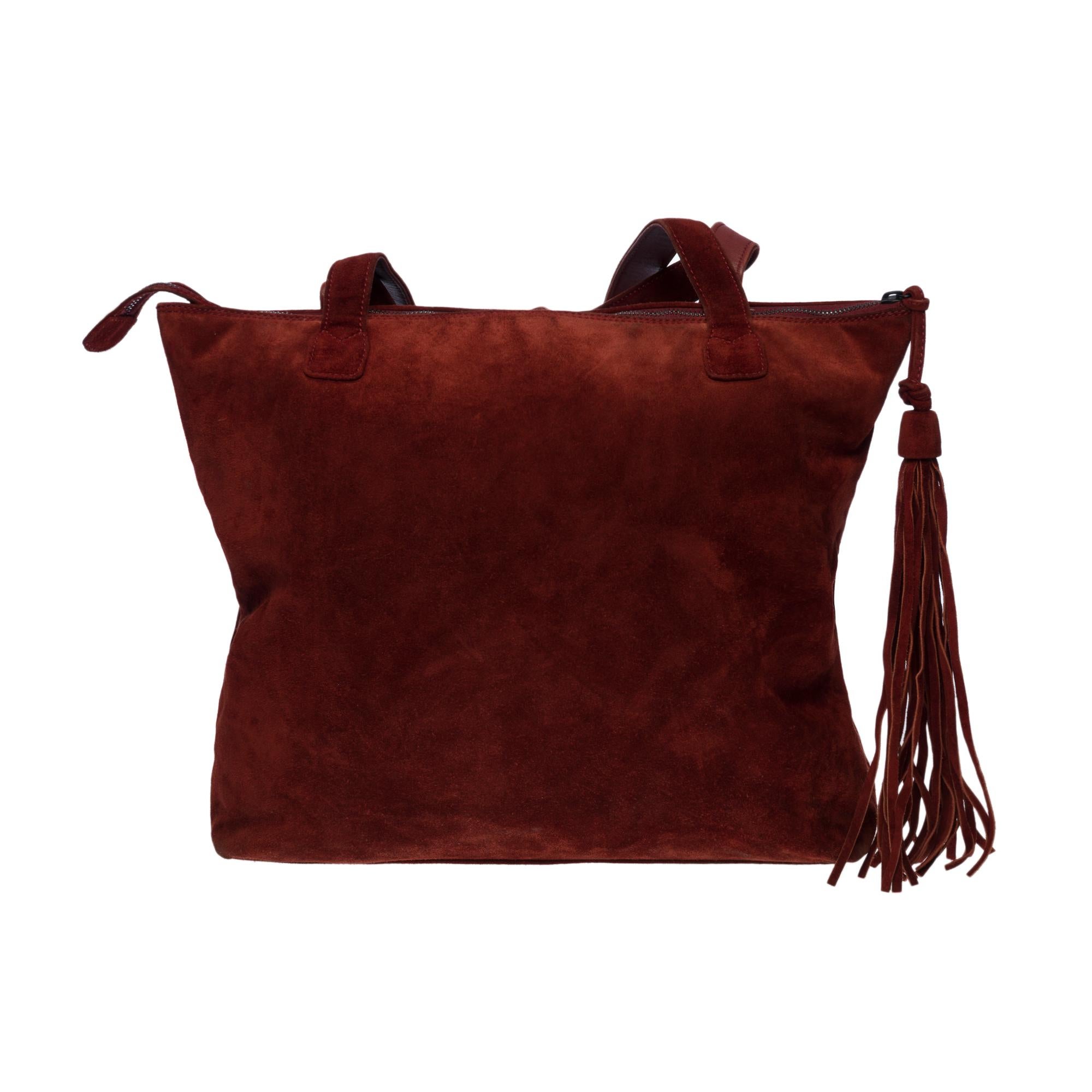 Very beautiful Chanel Tote bag in burgundy suede, ruthenium metal hardware, two bi-material handles in leather and burgundy suede allowing a hand and shoulder support
Zipper closure adorned with a burgundy suede fringe pom pom
Black fabric lining,