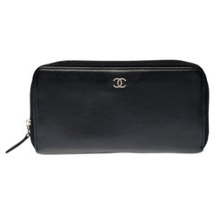 Magnifique portefeuille Chanel en cuir grainé noir et détails métalliques de couleur argenté