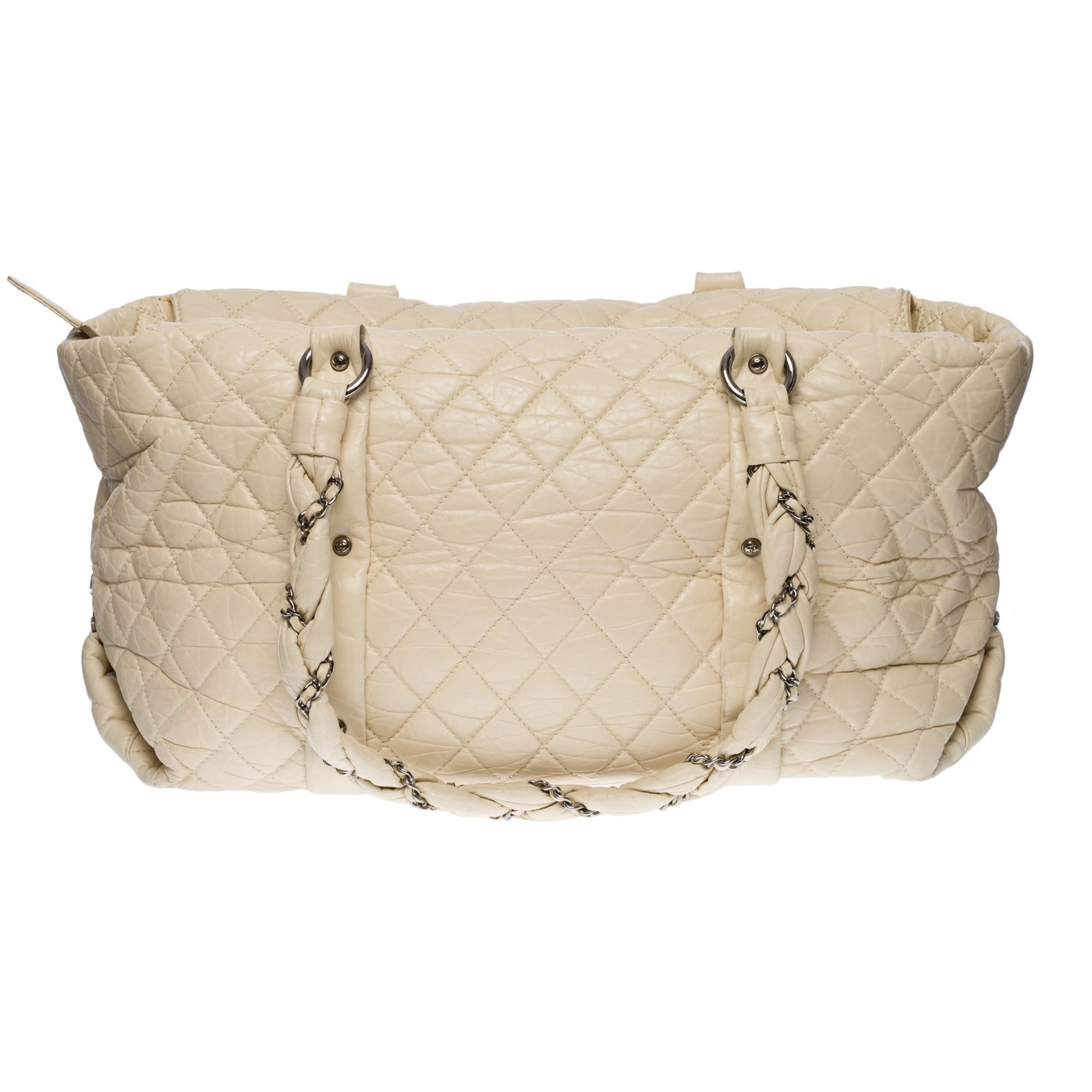 Gorgeous Chanel XL Tote bag in ivory puffy quilted leather, silver metal hardware, silver metal chain interwoven with ivory leather for a hand or shoulder support
Central zip closure on top
1 front zip pocket
Beige canvas interior, 1 zippered