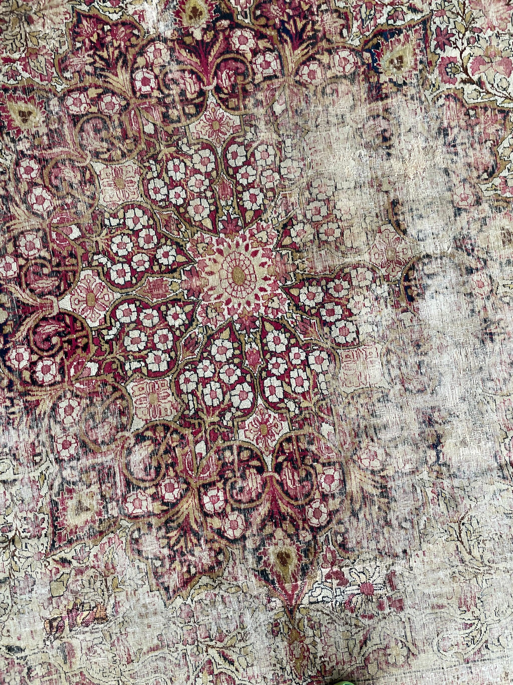 Preciosa alfombra antigua de Kermanshah, rica en carácter y de tonos apagados, alrededor de 1900 en venta 4