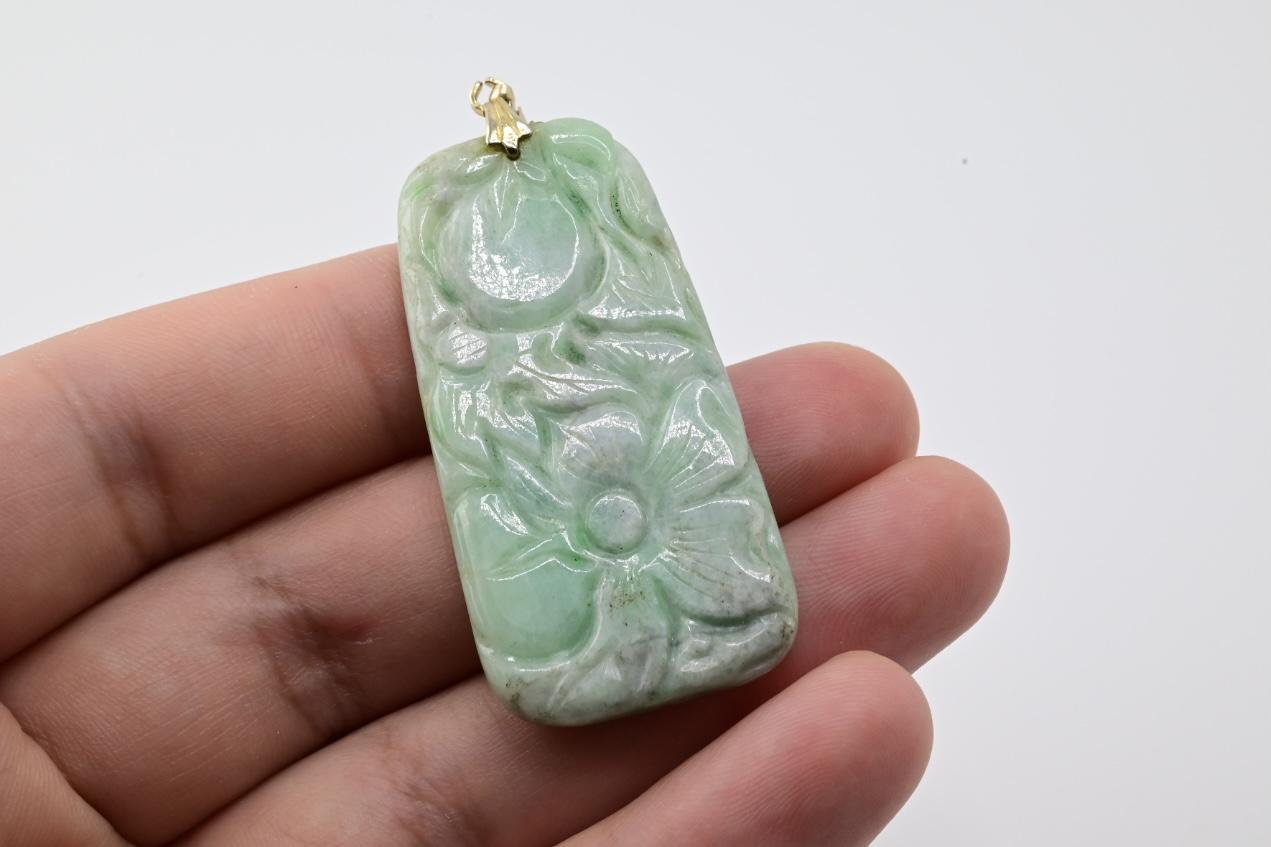 Poli au tonneau Magnifique pendentif chinois en jade et or jaune 14 carats en vente