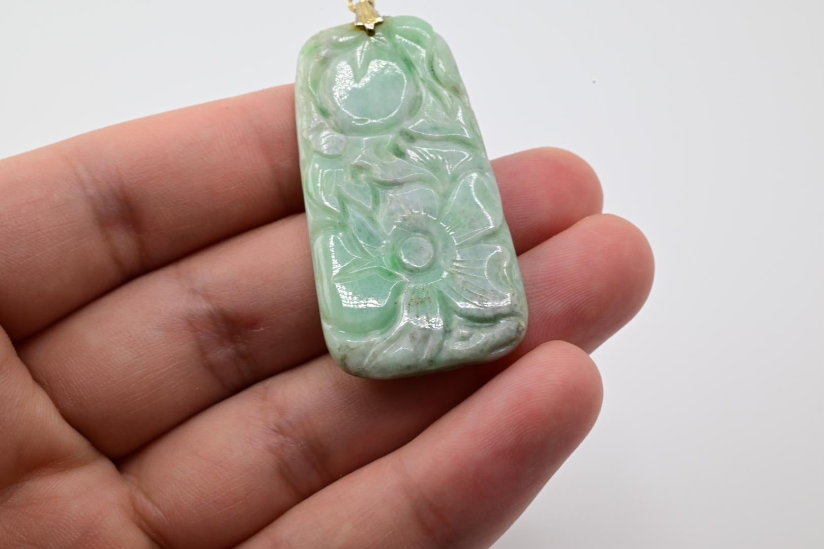Magnifique pendentif chinois en jade et or jaune 14 carats Bon état - En vente à Media, PA