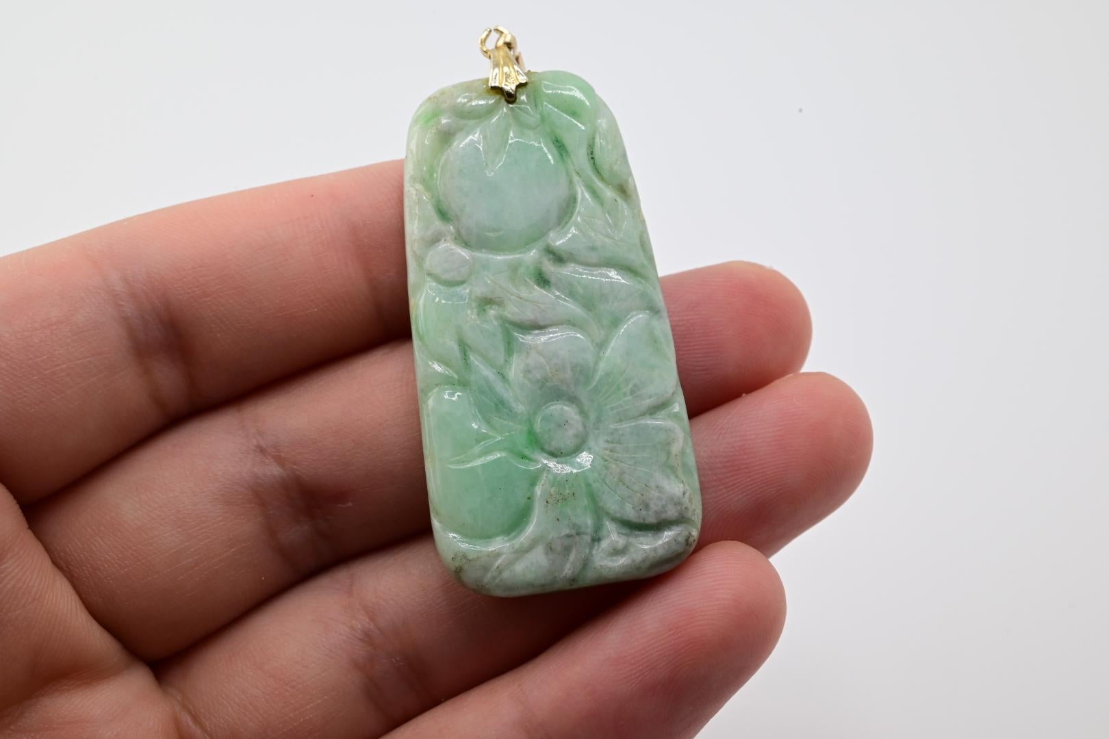 Magnifique pendentif chinois en jade et or jaune 14 carats Unisexe en vente