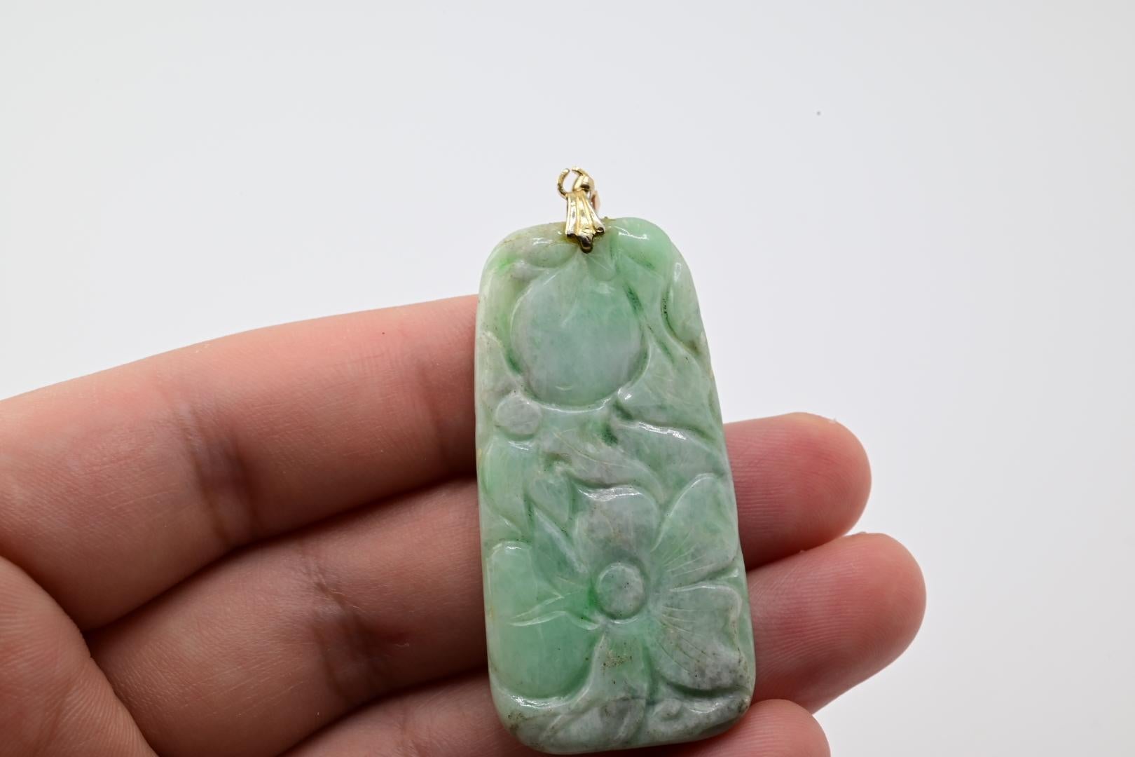 Magnifique pendentif chinois en jade et or jaune 14 carats en vente 1