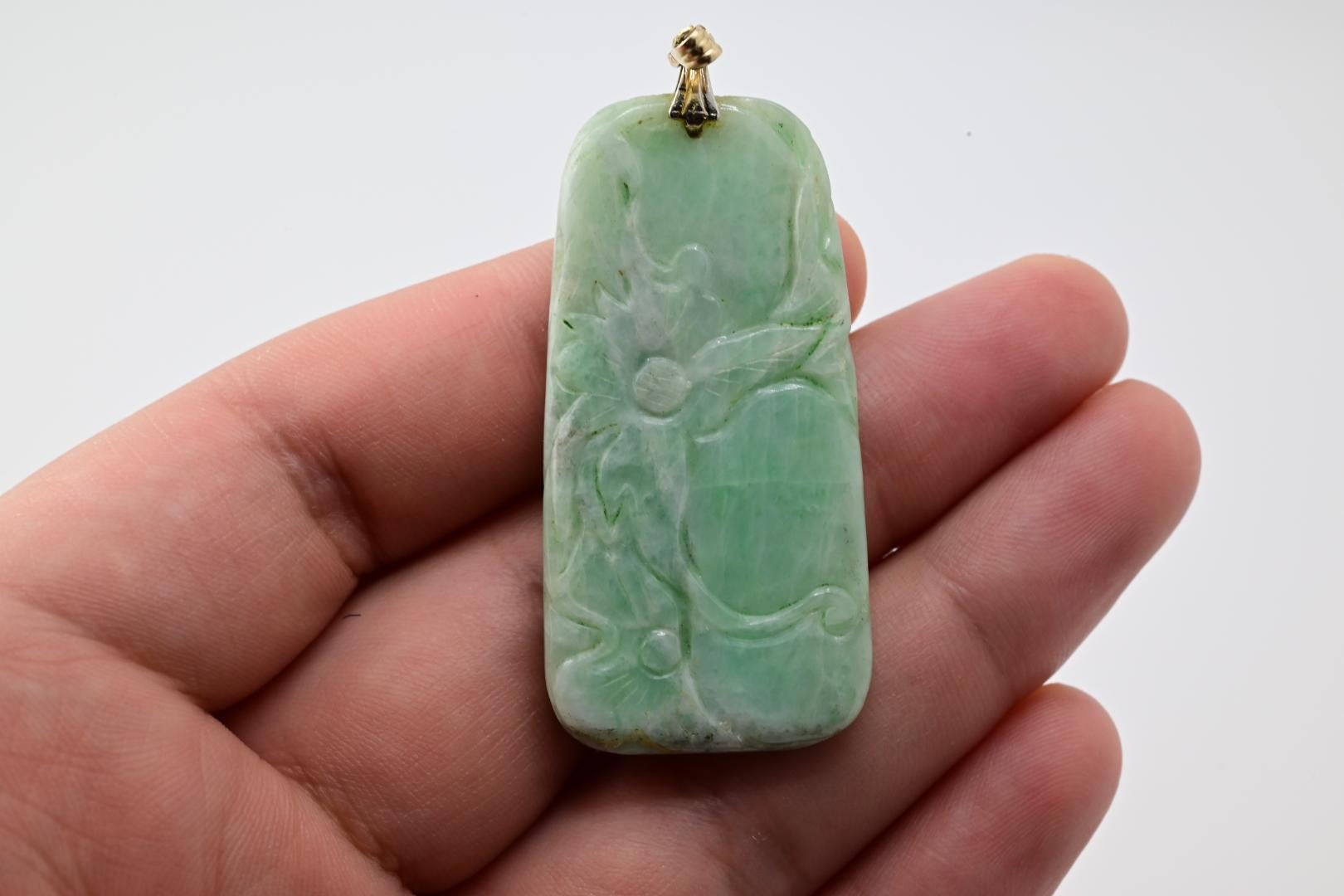 Magnifique pendentif chinois en jade et or jaune 14 carats en vente 2